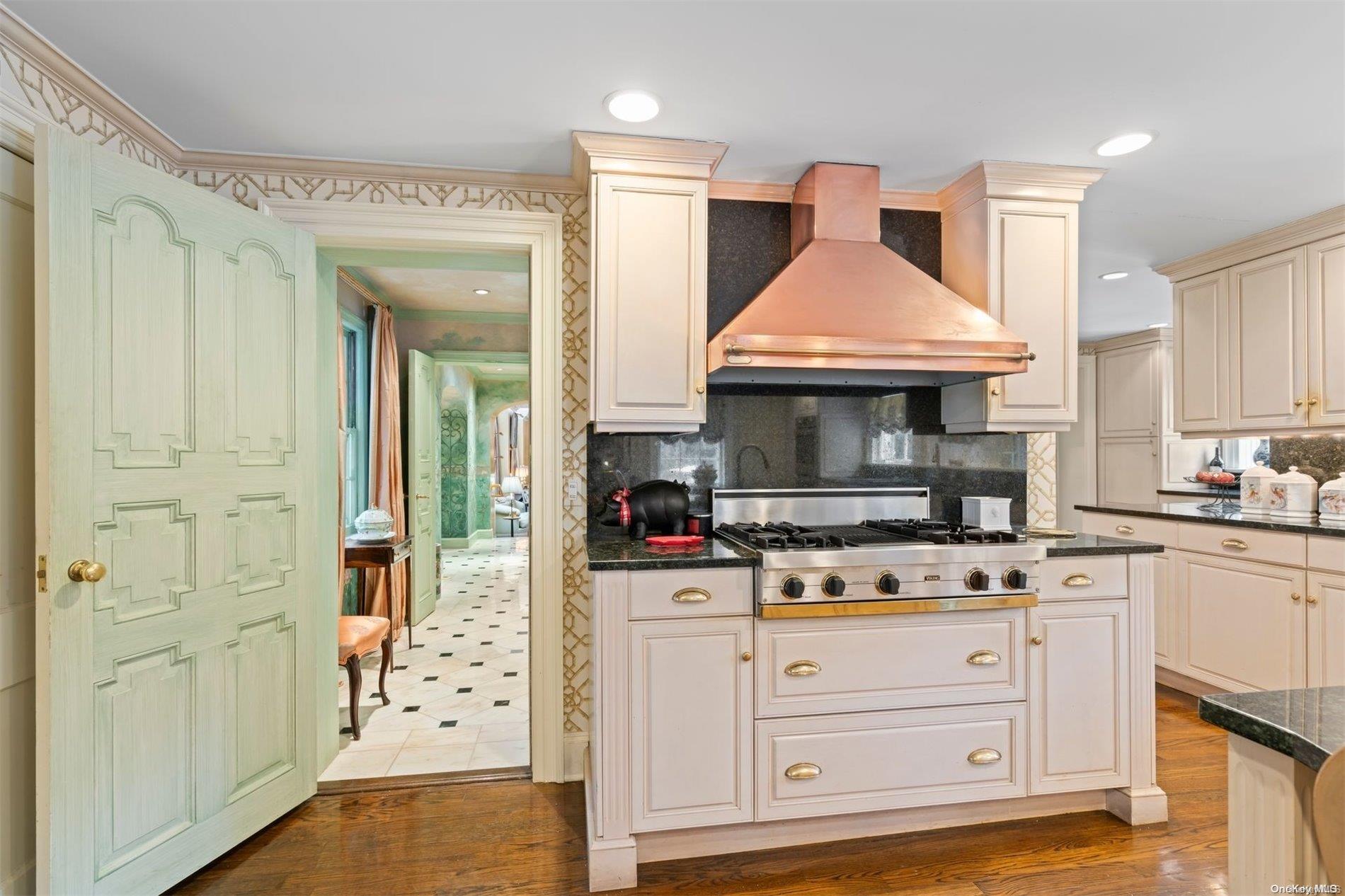 285 Piping Rock Road Property Photo 14