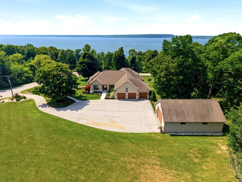 4725 Bluff Dr Property Photo 1