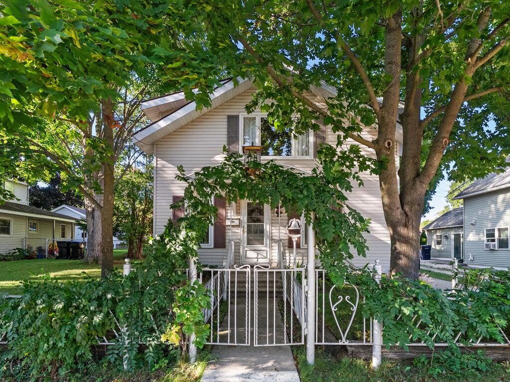928 Quincy St Property Photo 1