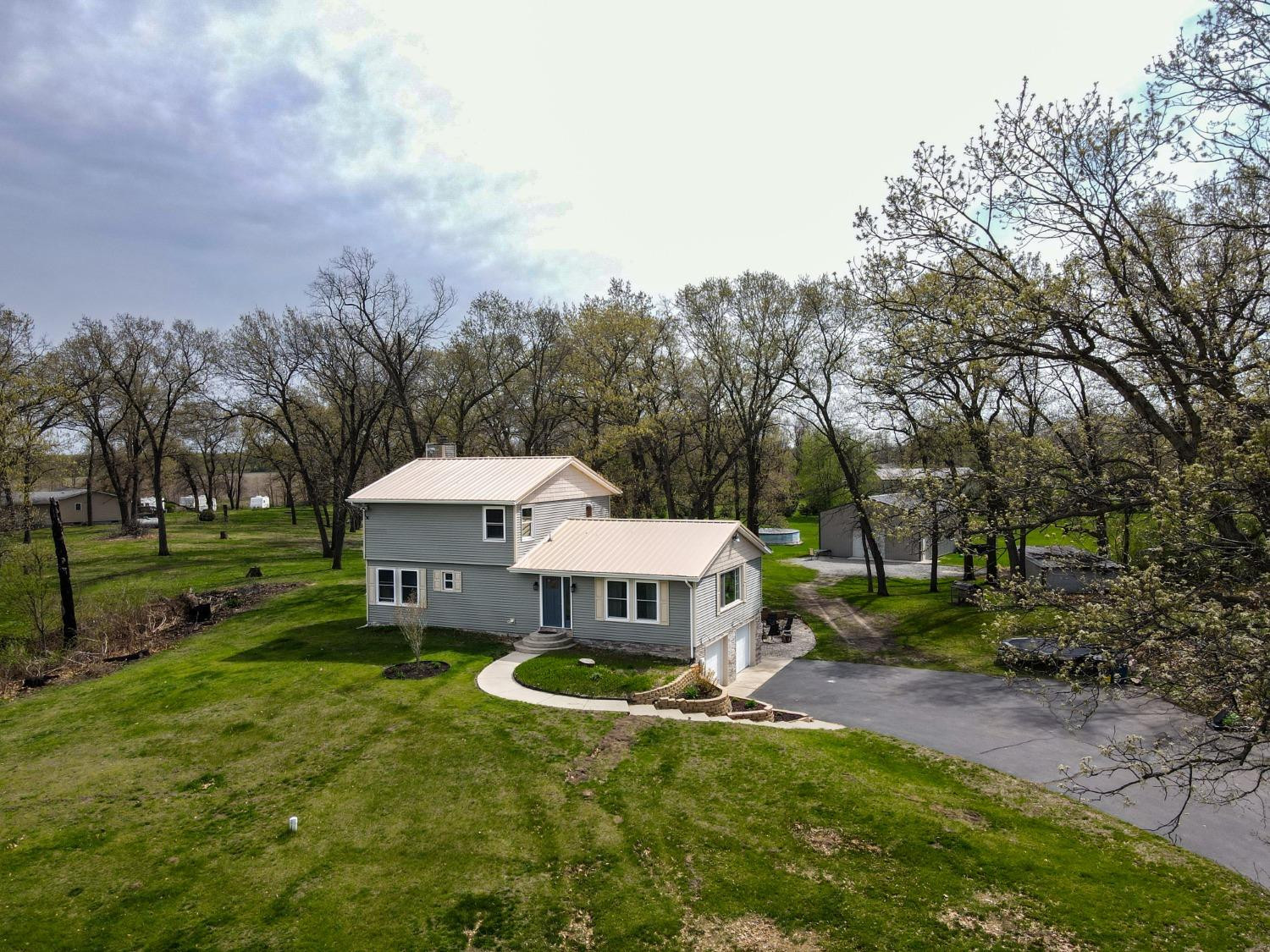 5073 E 900 Property Photo 1