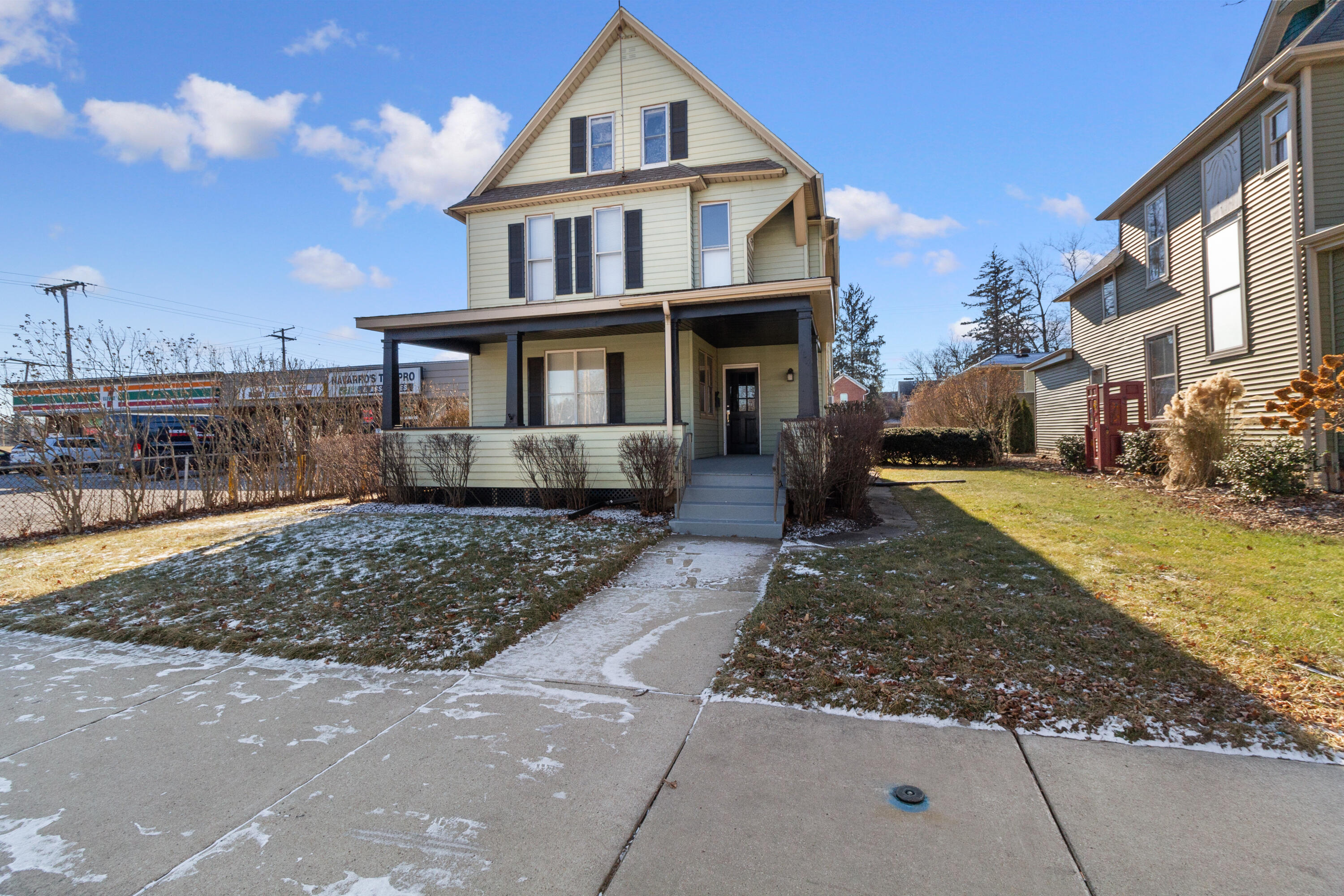 704 Lincolnway
