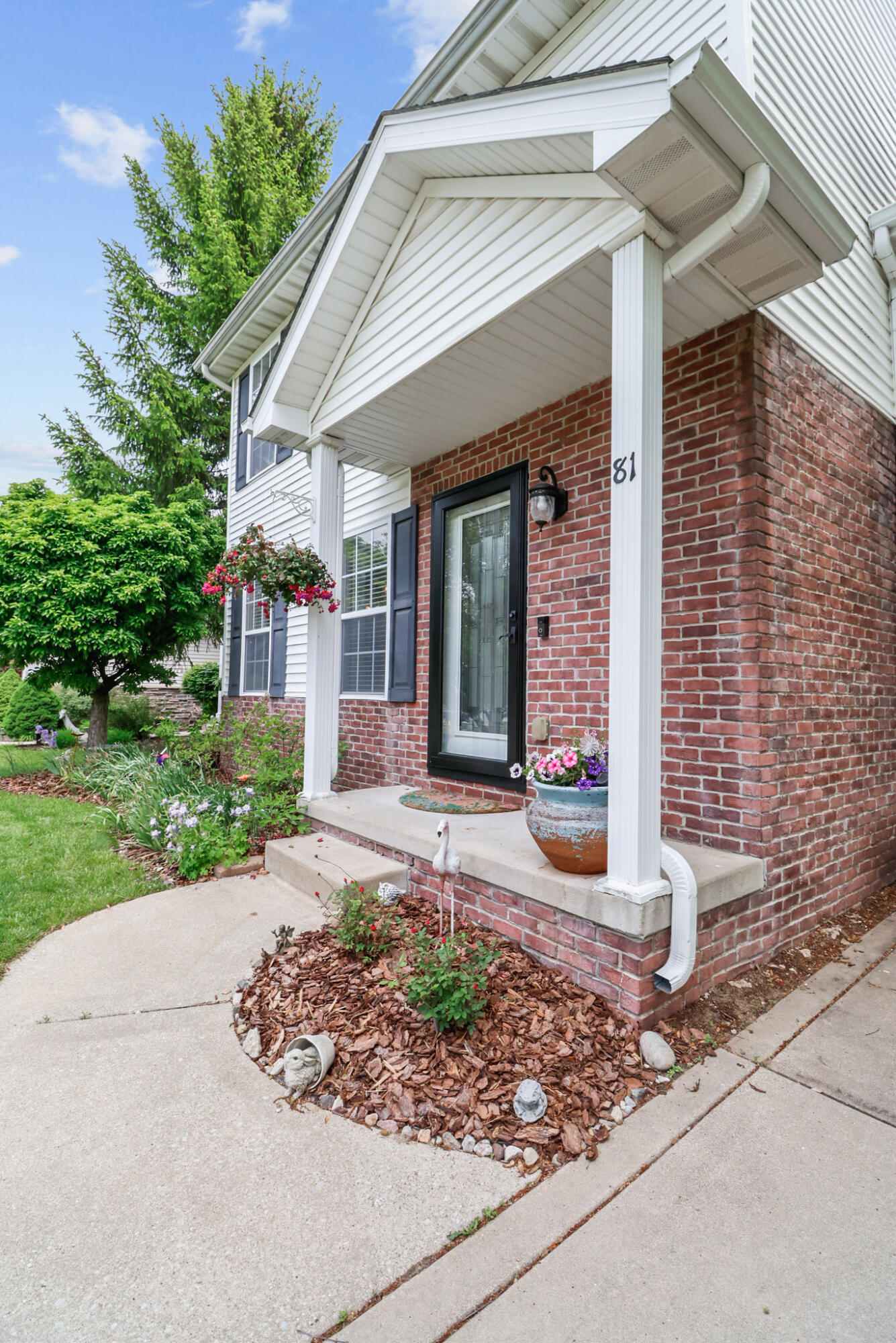 81 Hawick Drive Property Photo 3