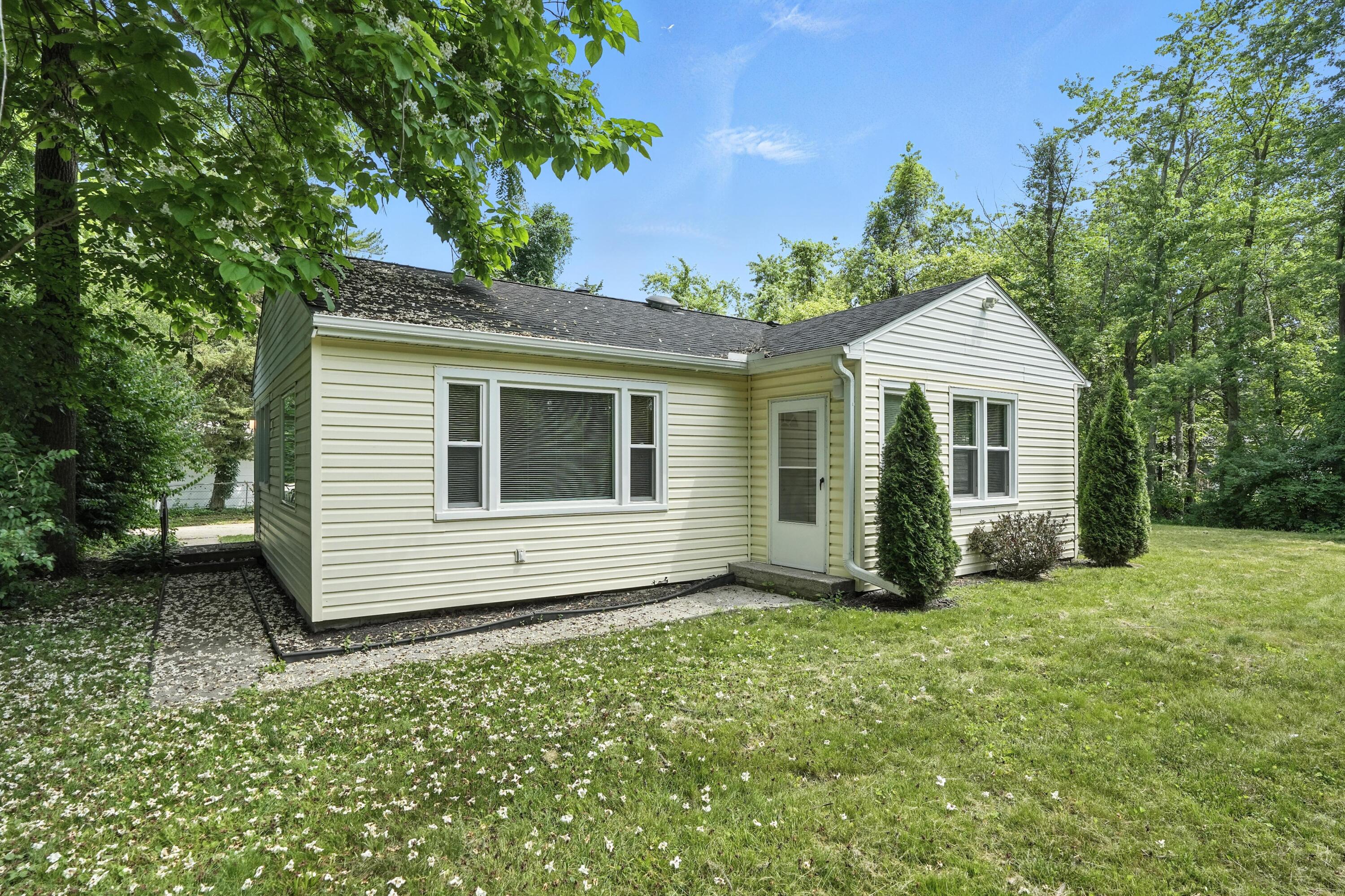 1121 Westwood Drive Property Photo 1