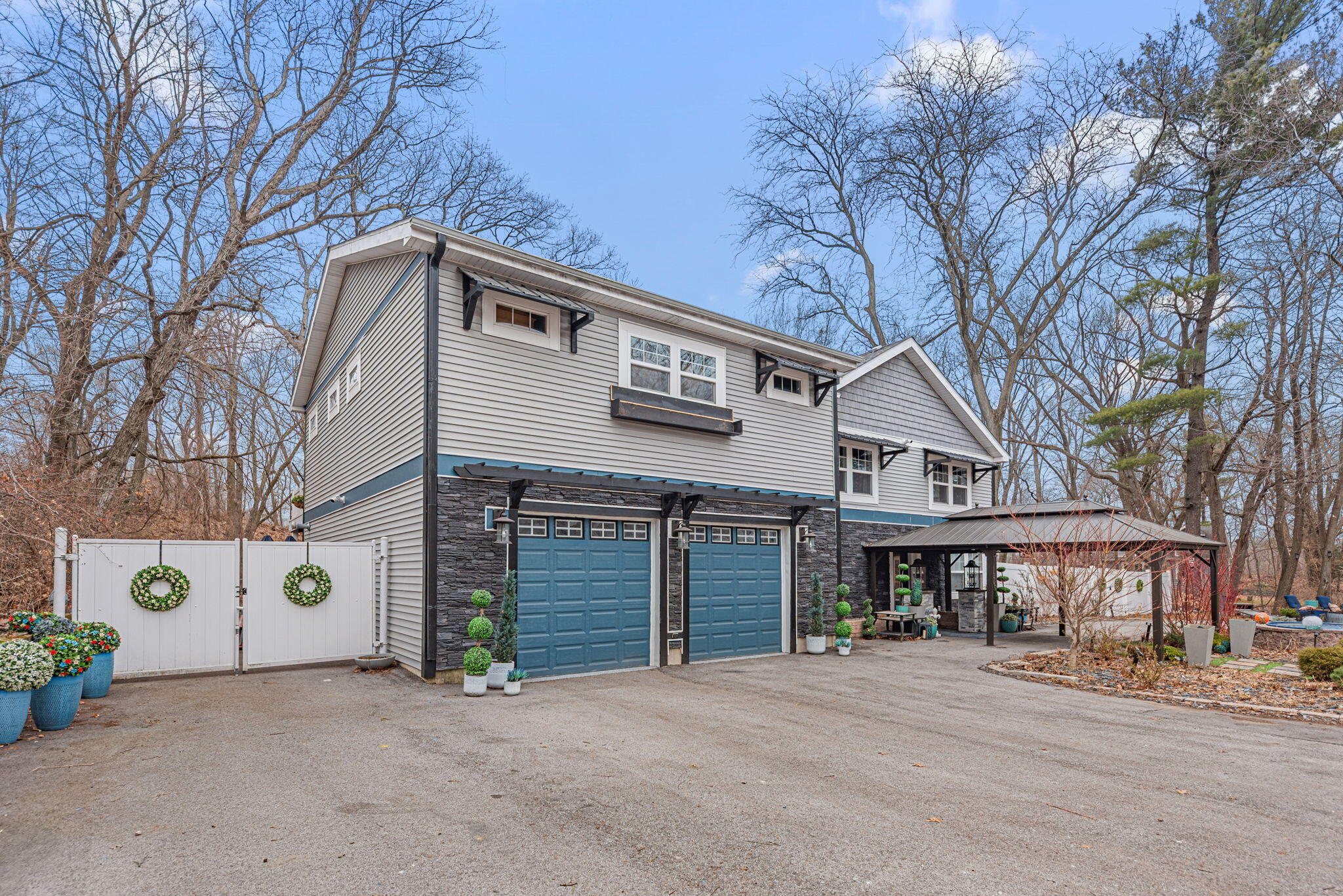 832 N Vanderburg Street Property Photo 1