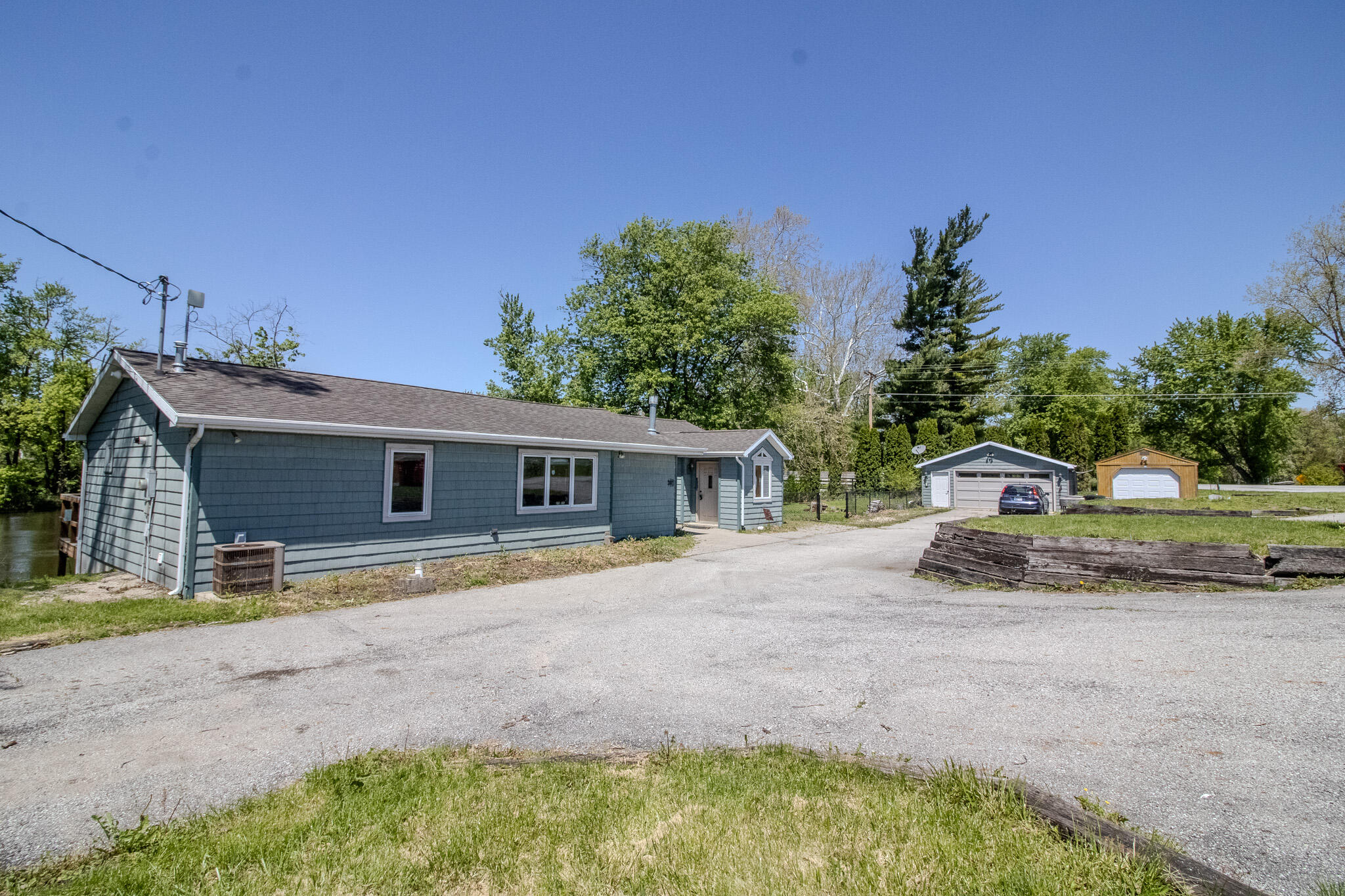 2467 N 200 Property Photo 1