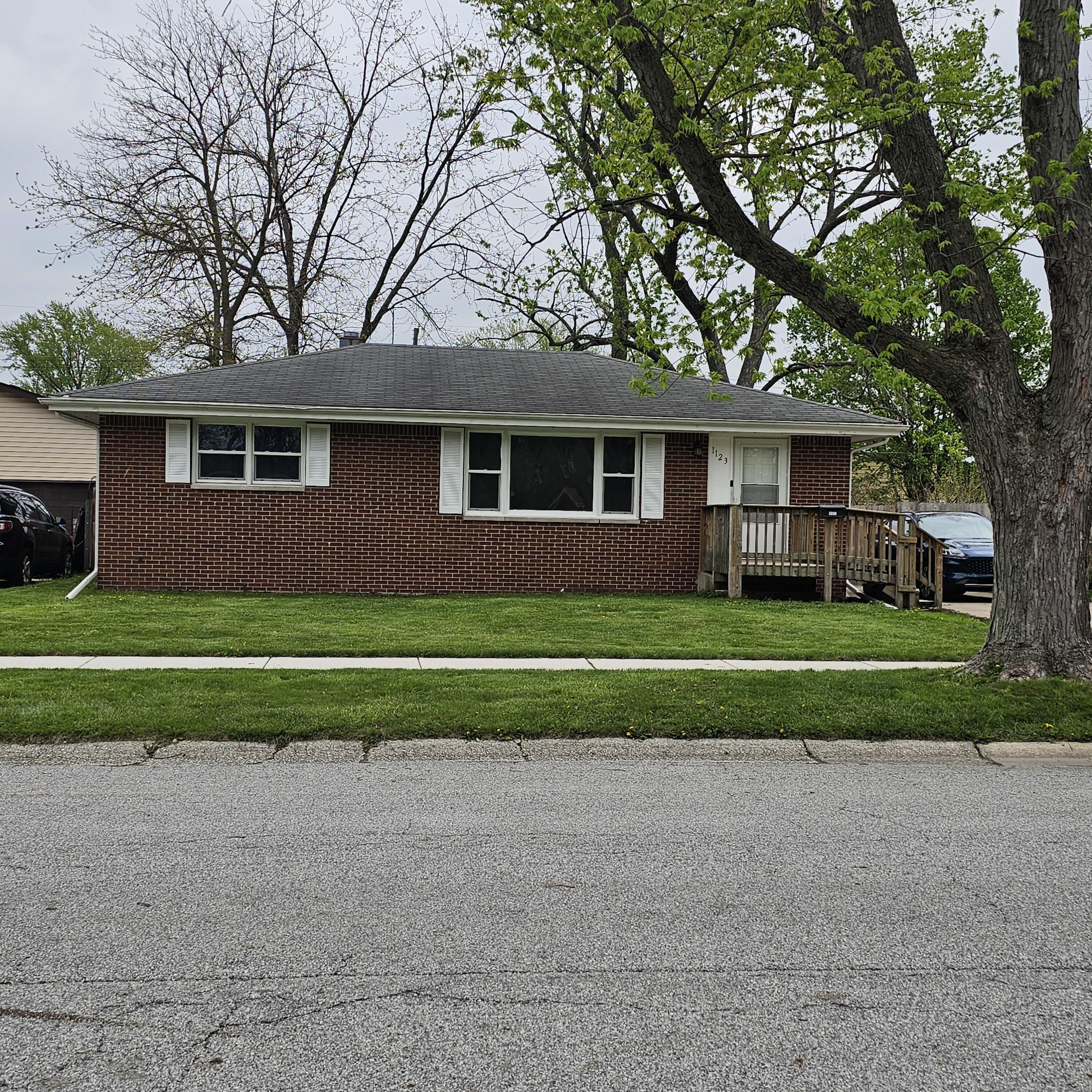 1123 N Wood Street Property Photo 1