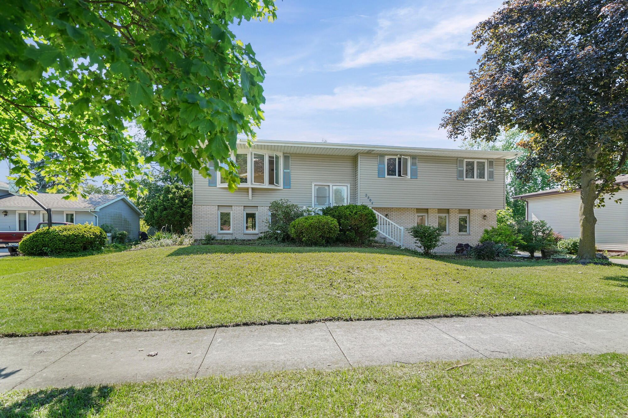 2504 Victoria Road Property Photo 1