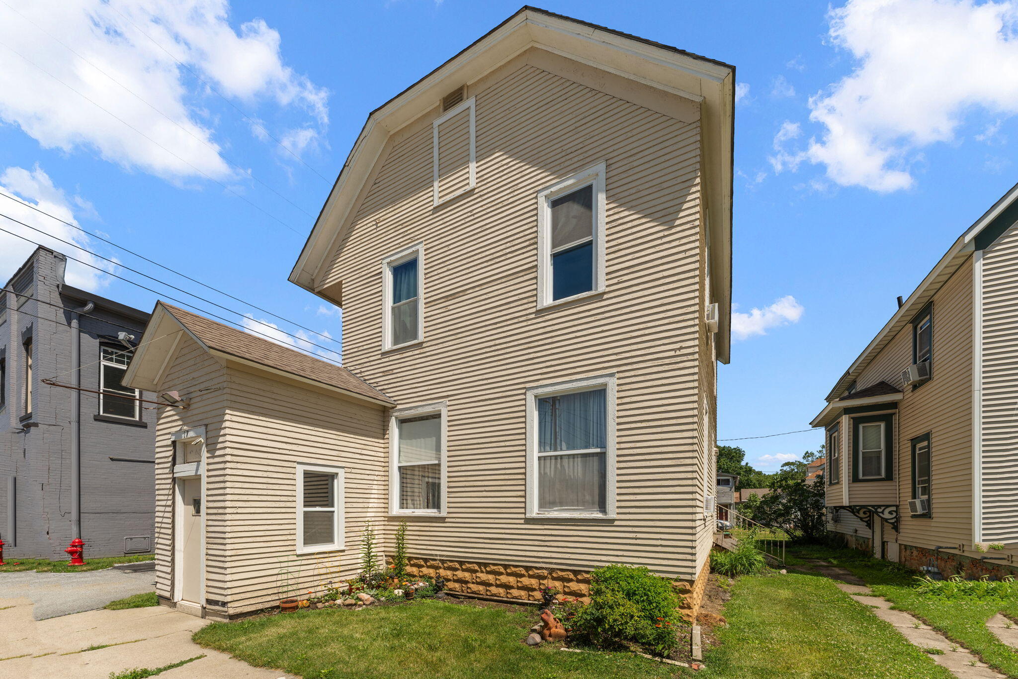 17 N Michigan - 141 E Main St Property Photo 1