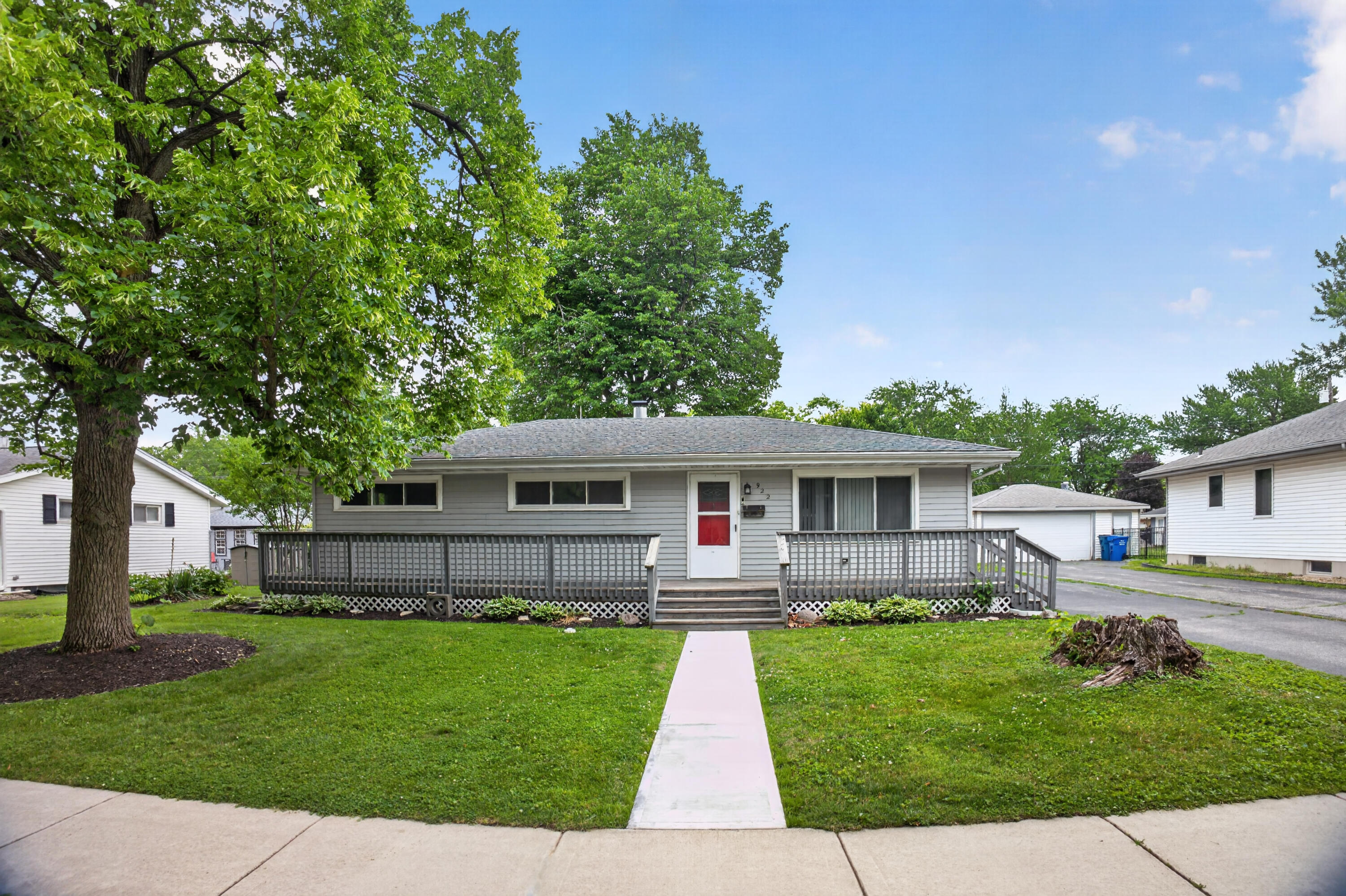 922 E Crestview Court