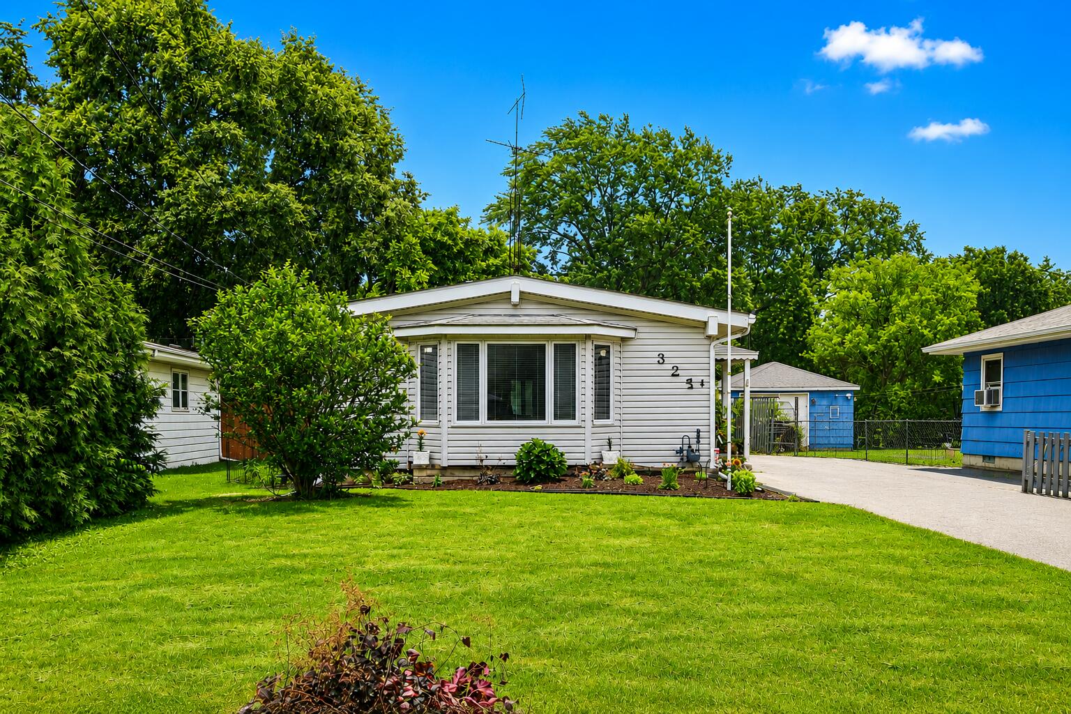 325 N Hobart Road Property Photo 1