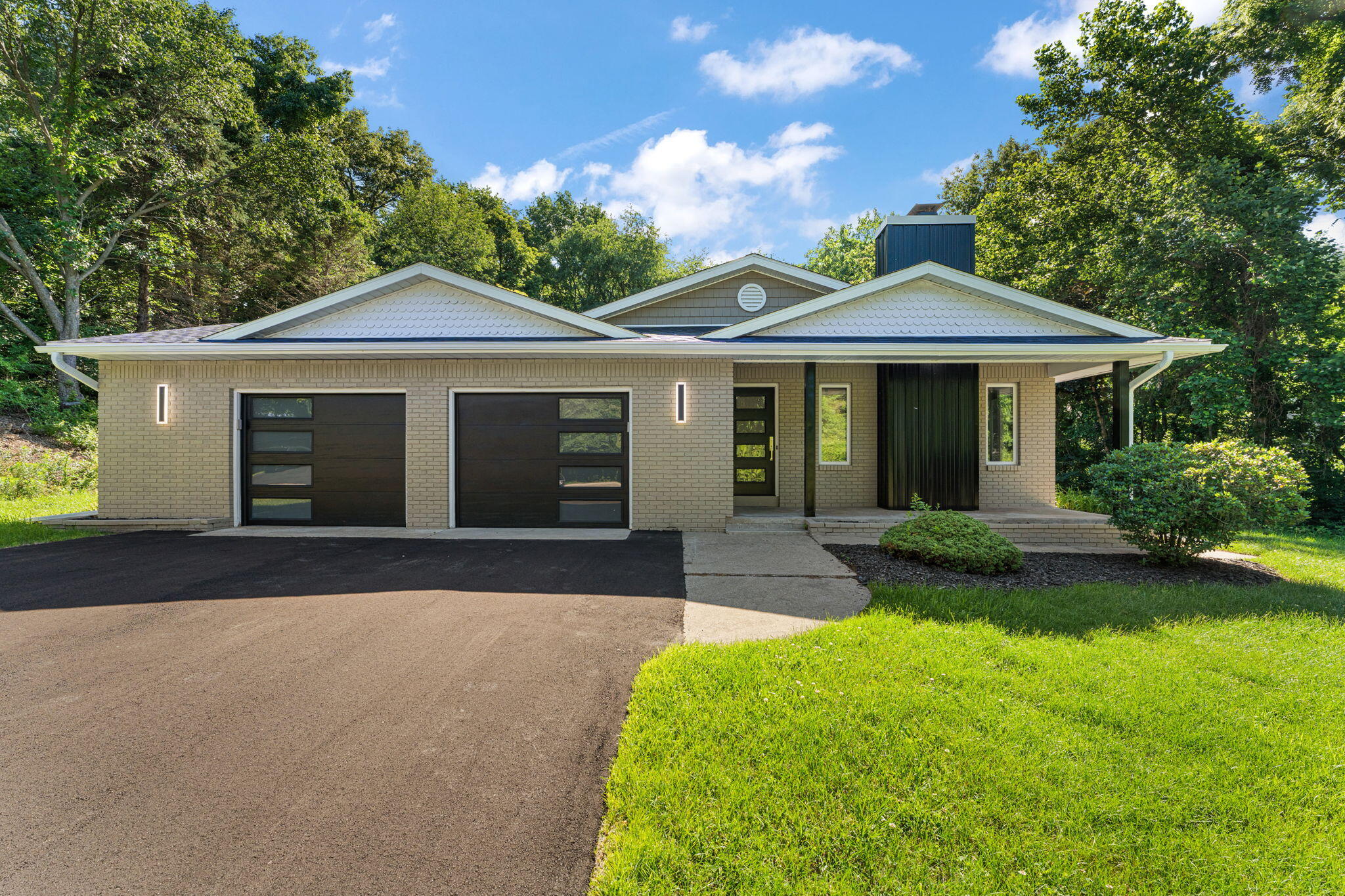 1811 N Country Lane Property Photo 1