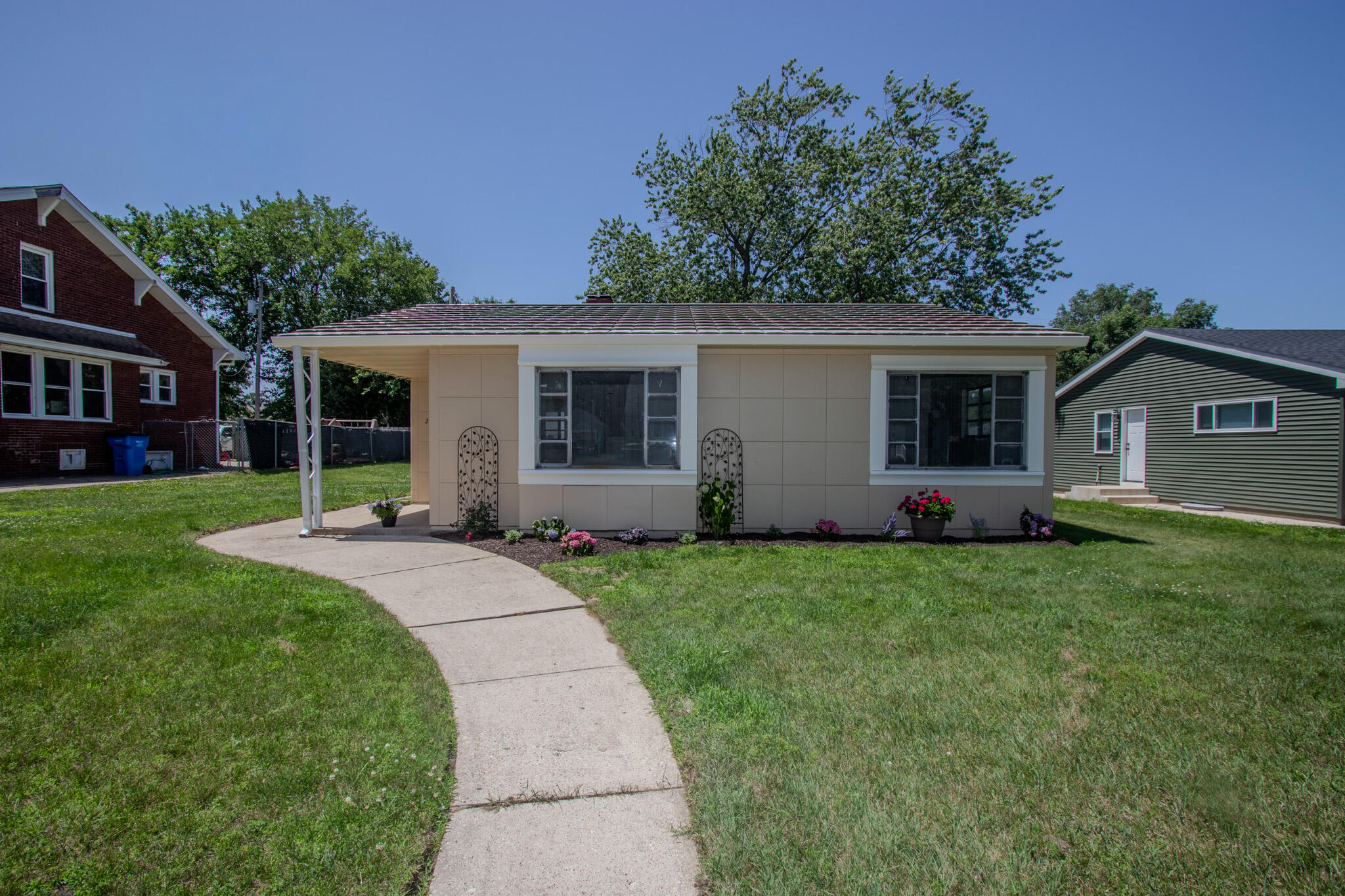 222 N Carroll Avenue Property Photo 1