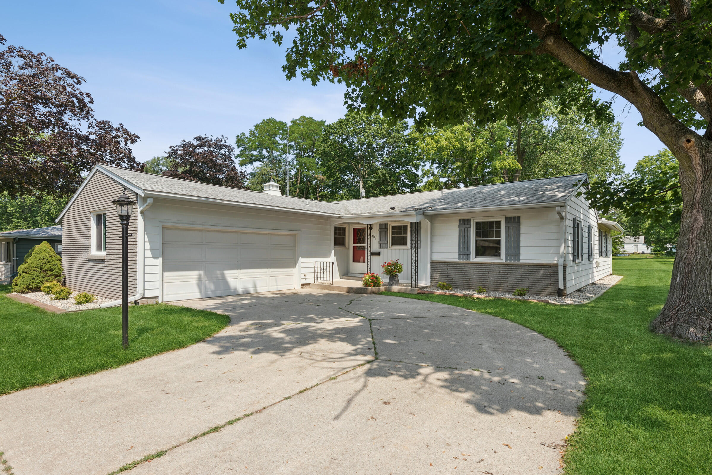1009 Illinois Street Property Photo 1
