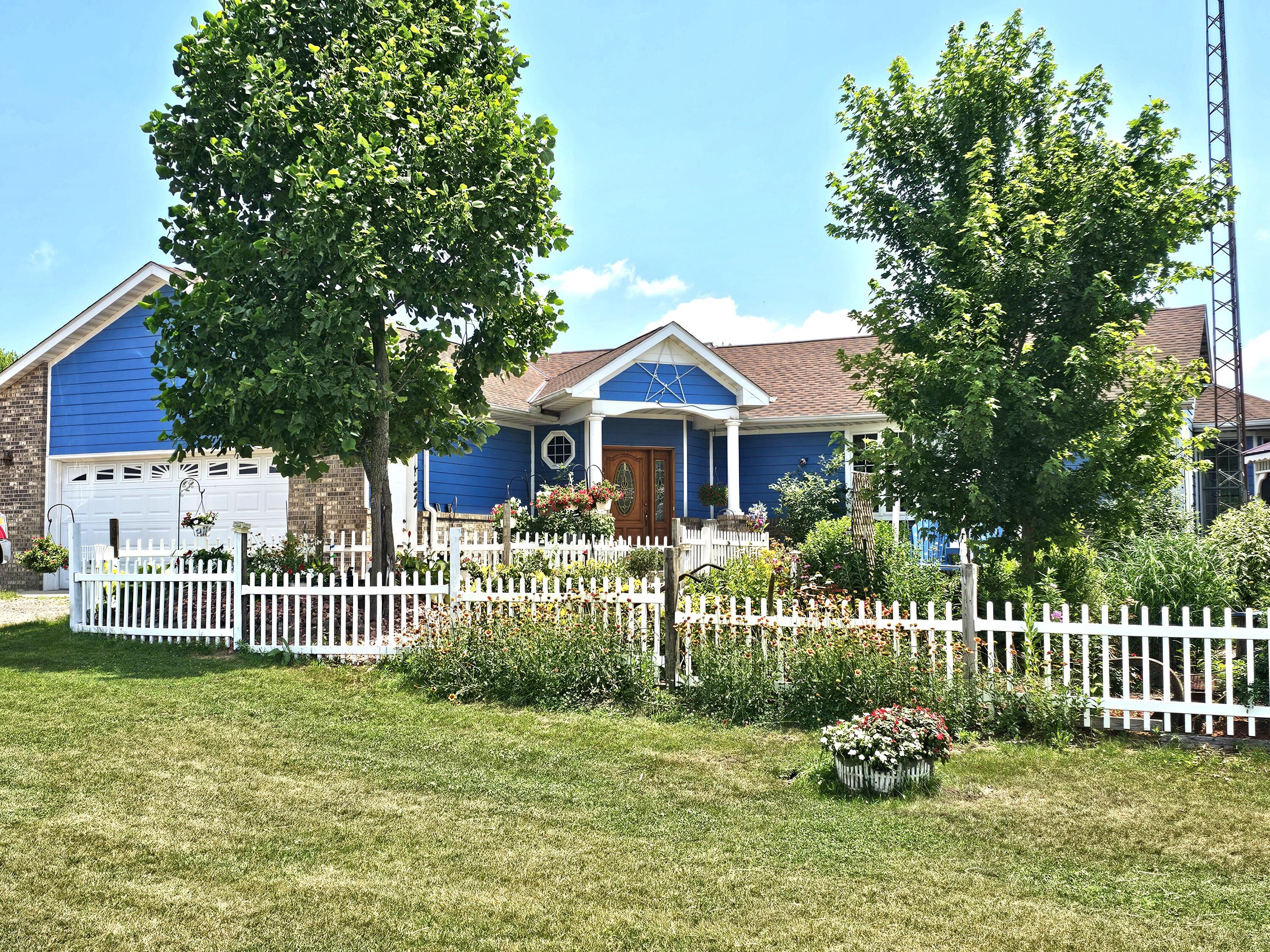 7161 N 1200 Property Photo 1
