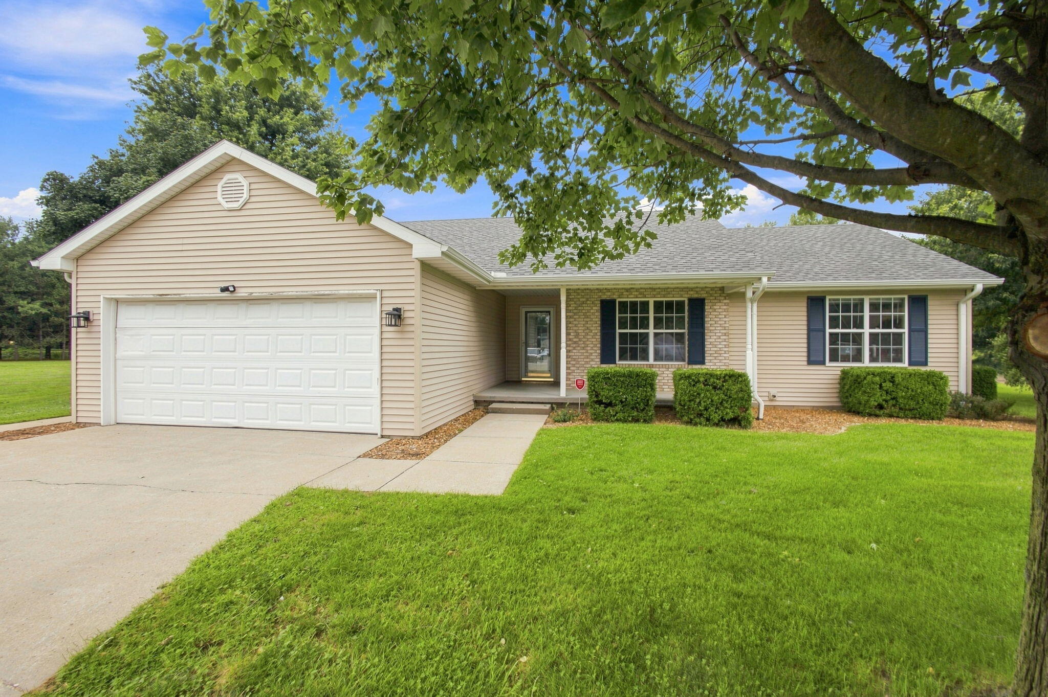 11398 N Pine Court Property Photo 1