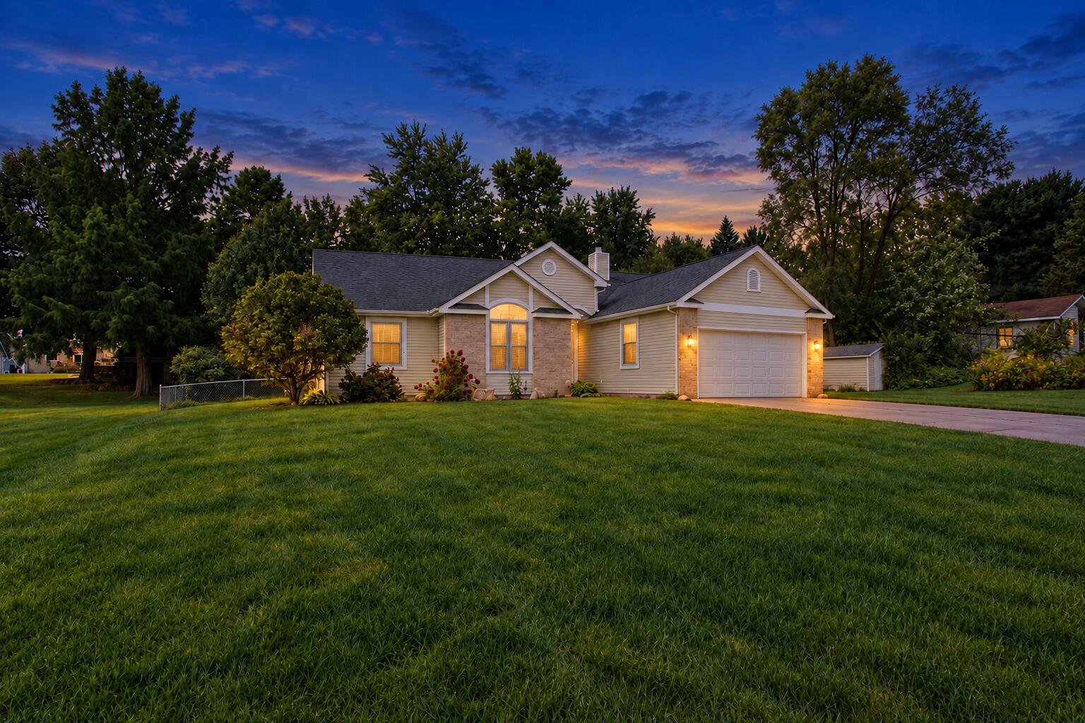 3216 W Greenbriar Lane Property Photo 1
