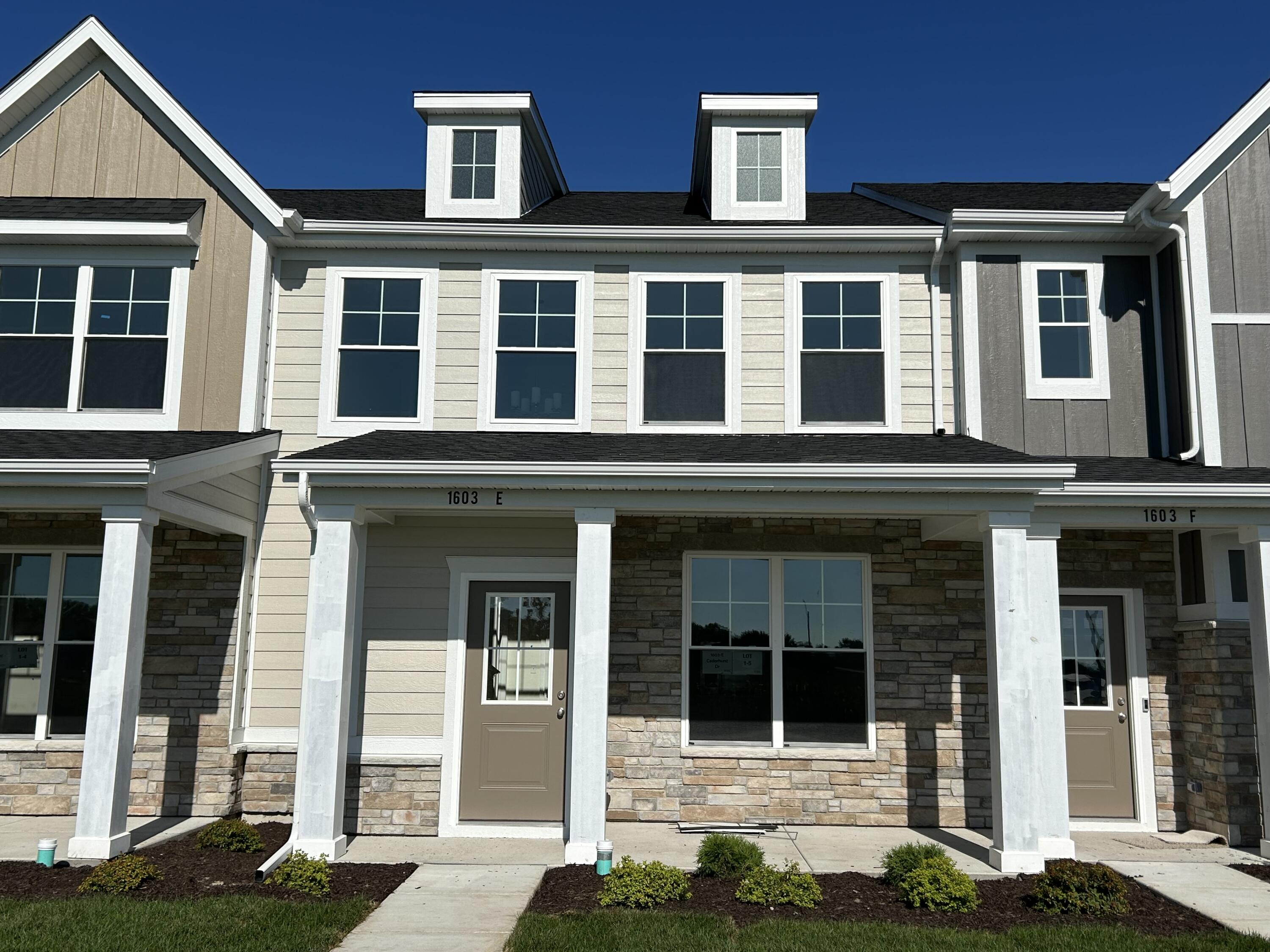 1603 Parkside Lane E Property Photo 1
