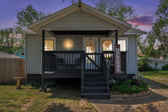 711 E Barker Avenue Property Photo 1