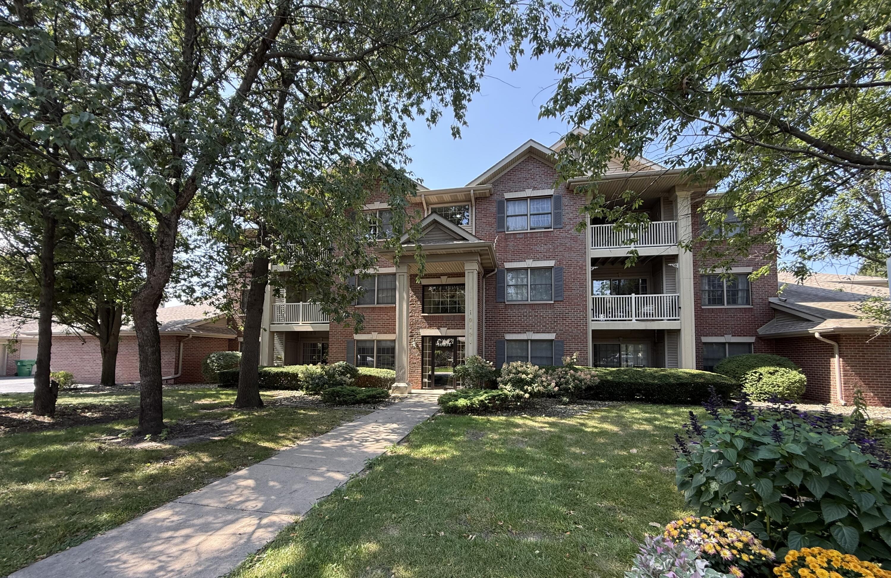 10404 White Oak Lane Property Photo 1