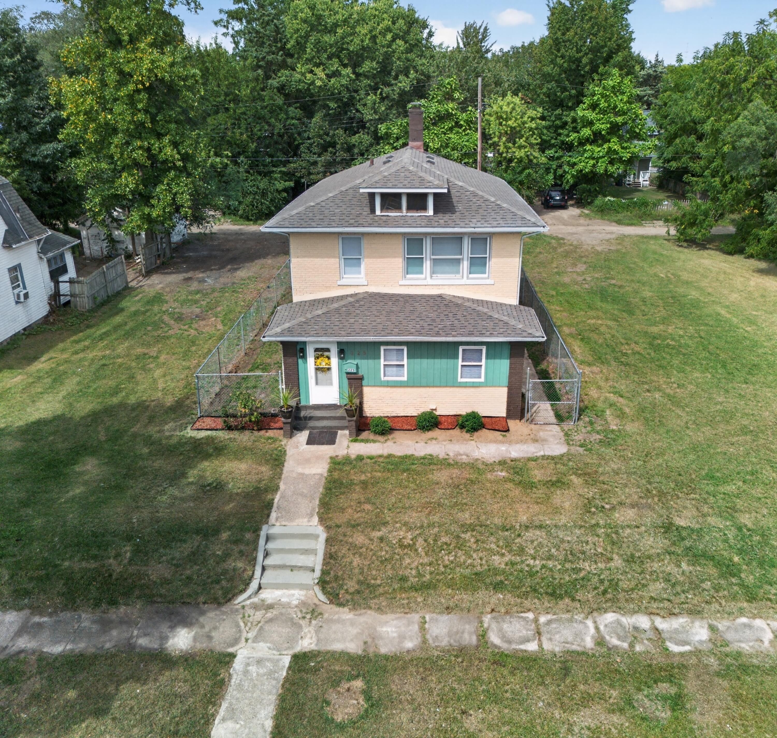 225 E Donald Street Property Photo 1