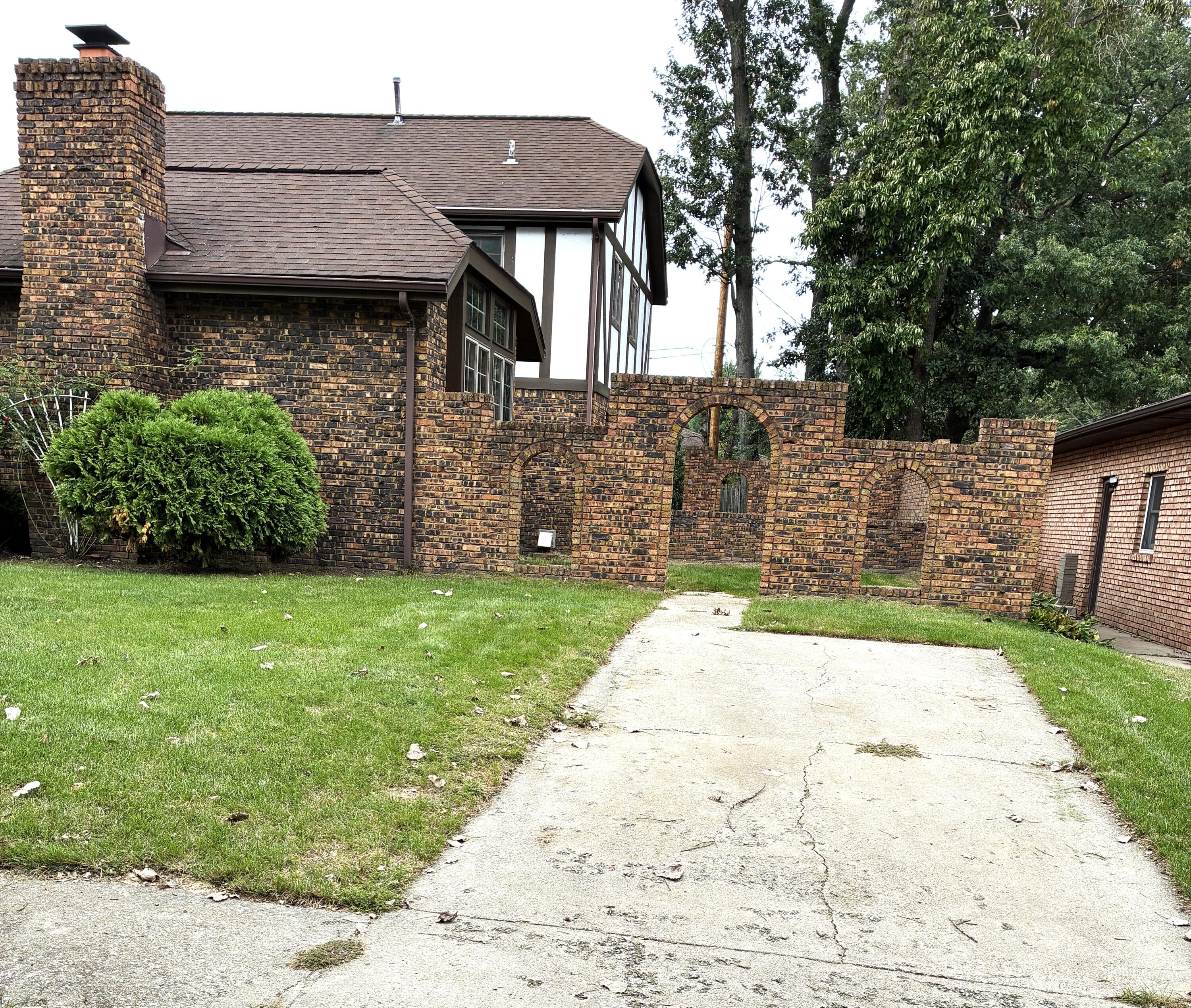 2885 Vivian Street