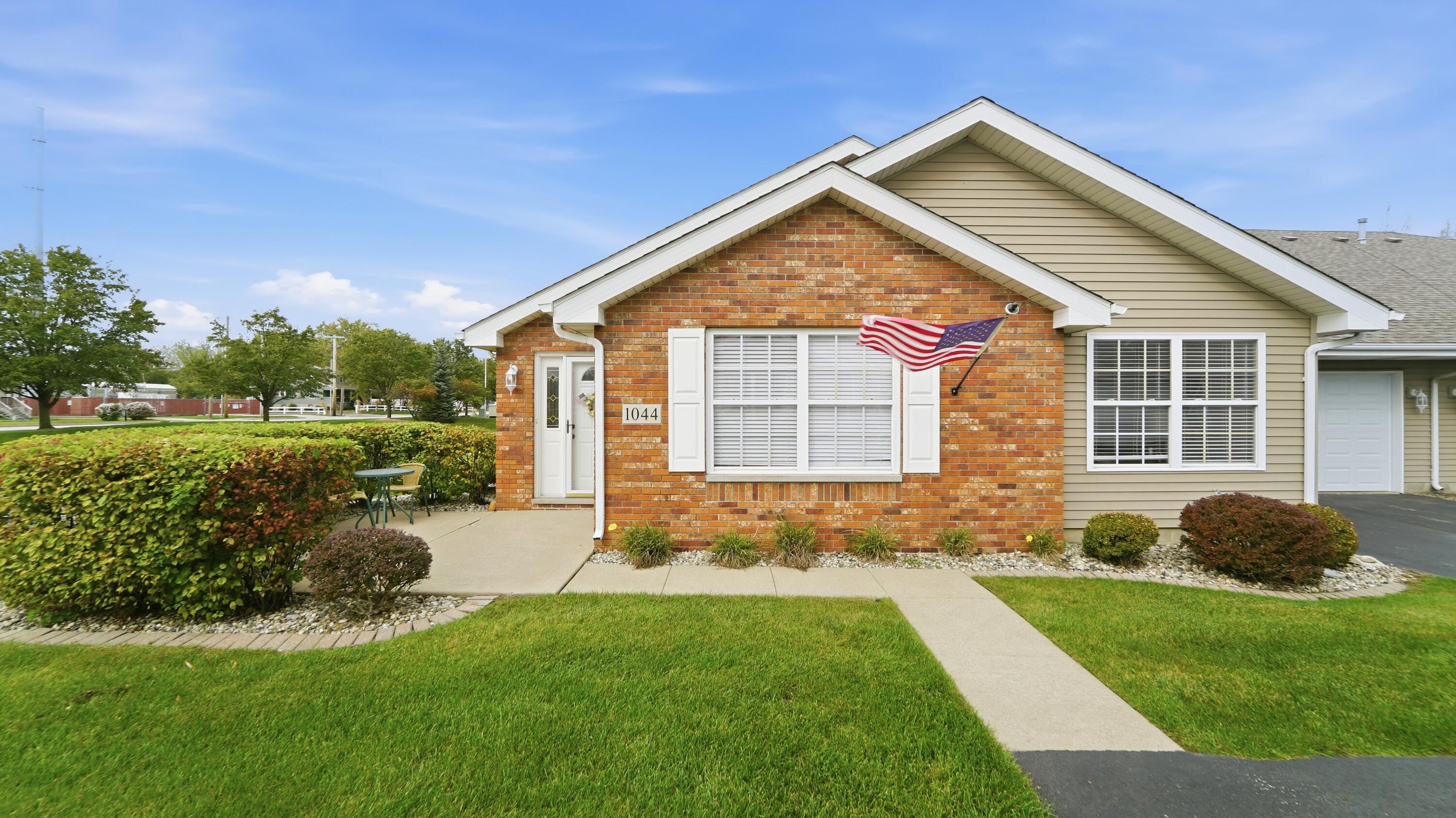 1044 N Woodlawn Avenue Property Photo 1