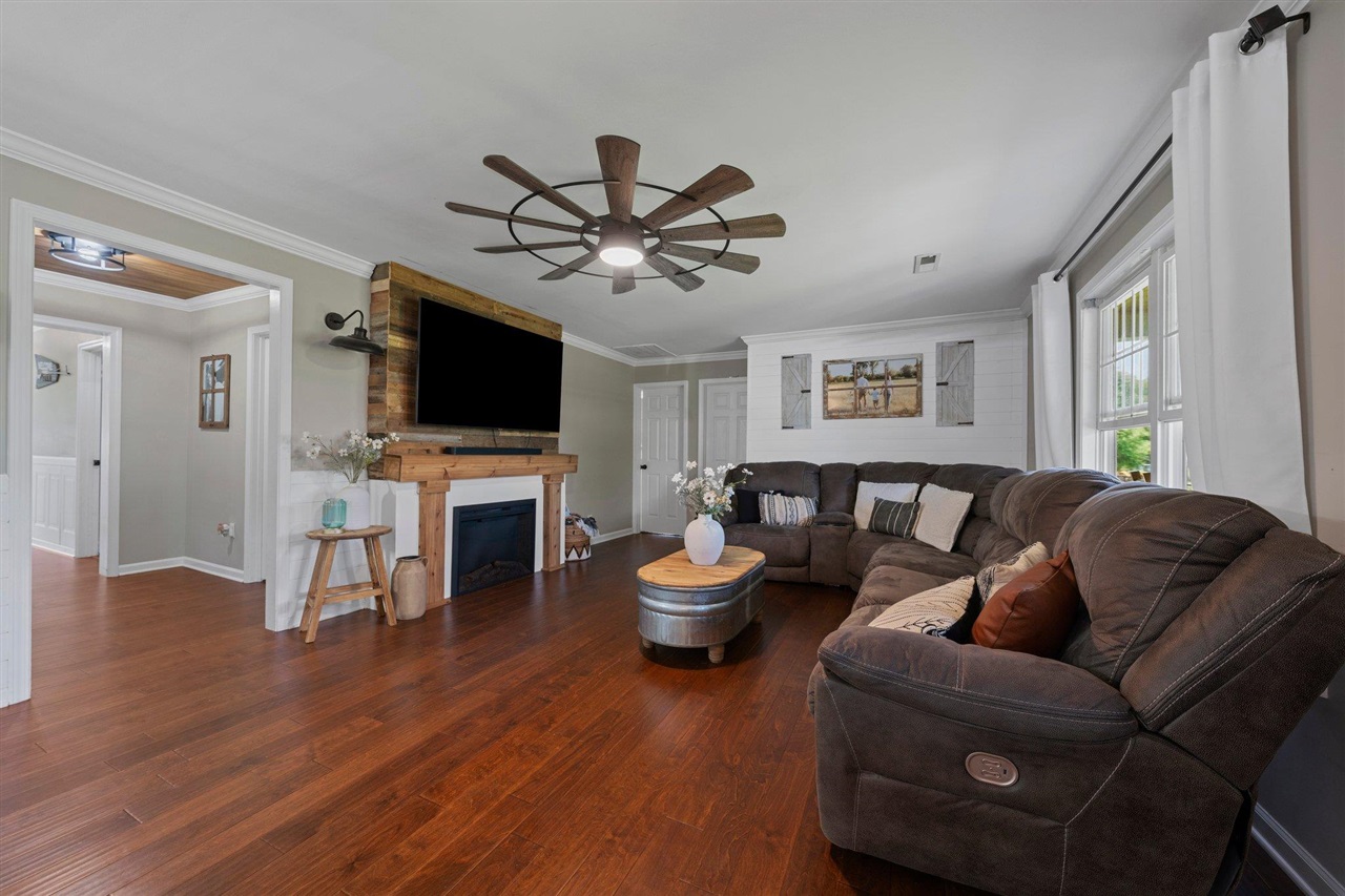 2128 Hunts Lane Property Photo 4