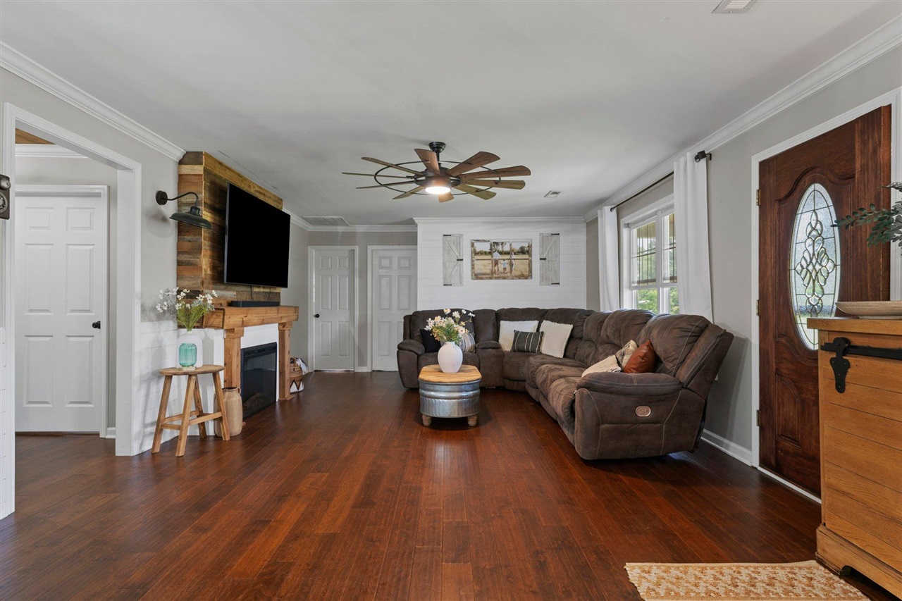 2128 Hunts Lane Property Photo 6