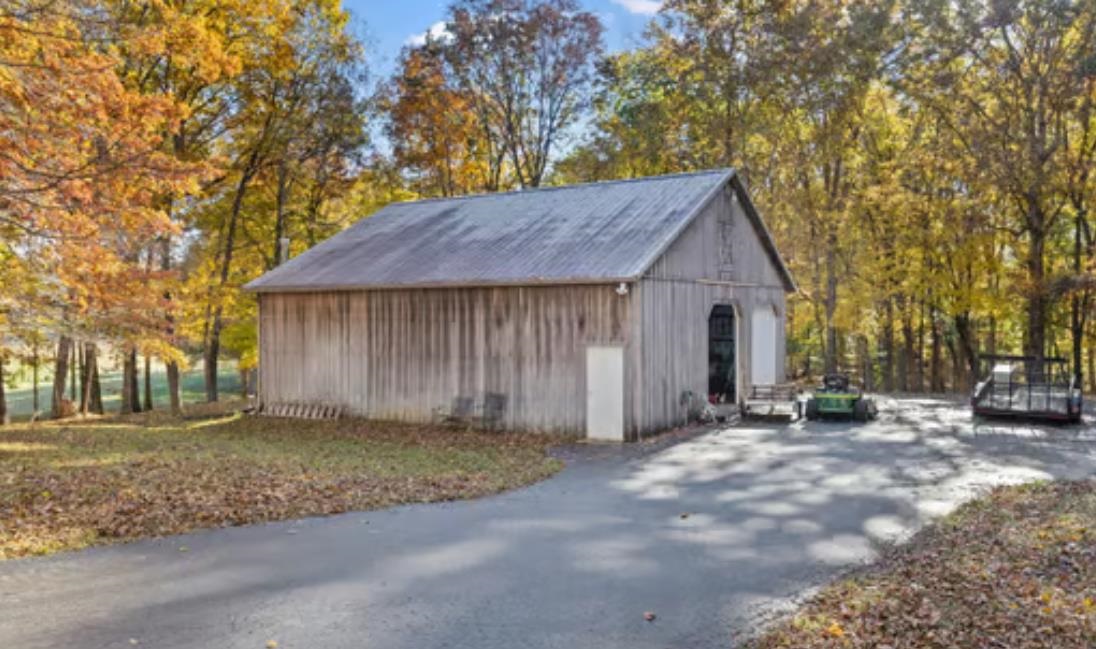 8425 Cemetery Road Property Photo 8
