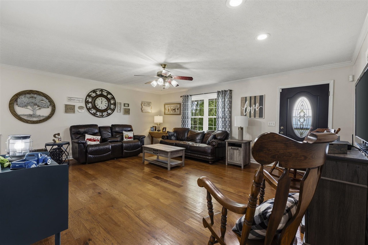 1040 Rapids Road Property Photo 8