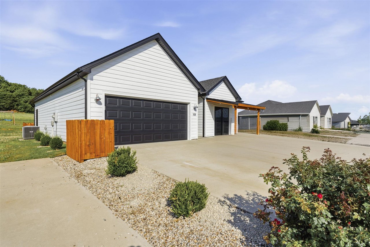 108 Willow Hill Court Property Photo 2