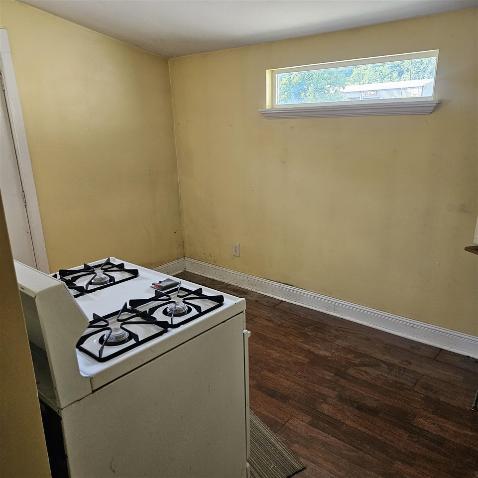 702 E Main Street Property Photo 5