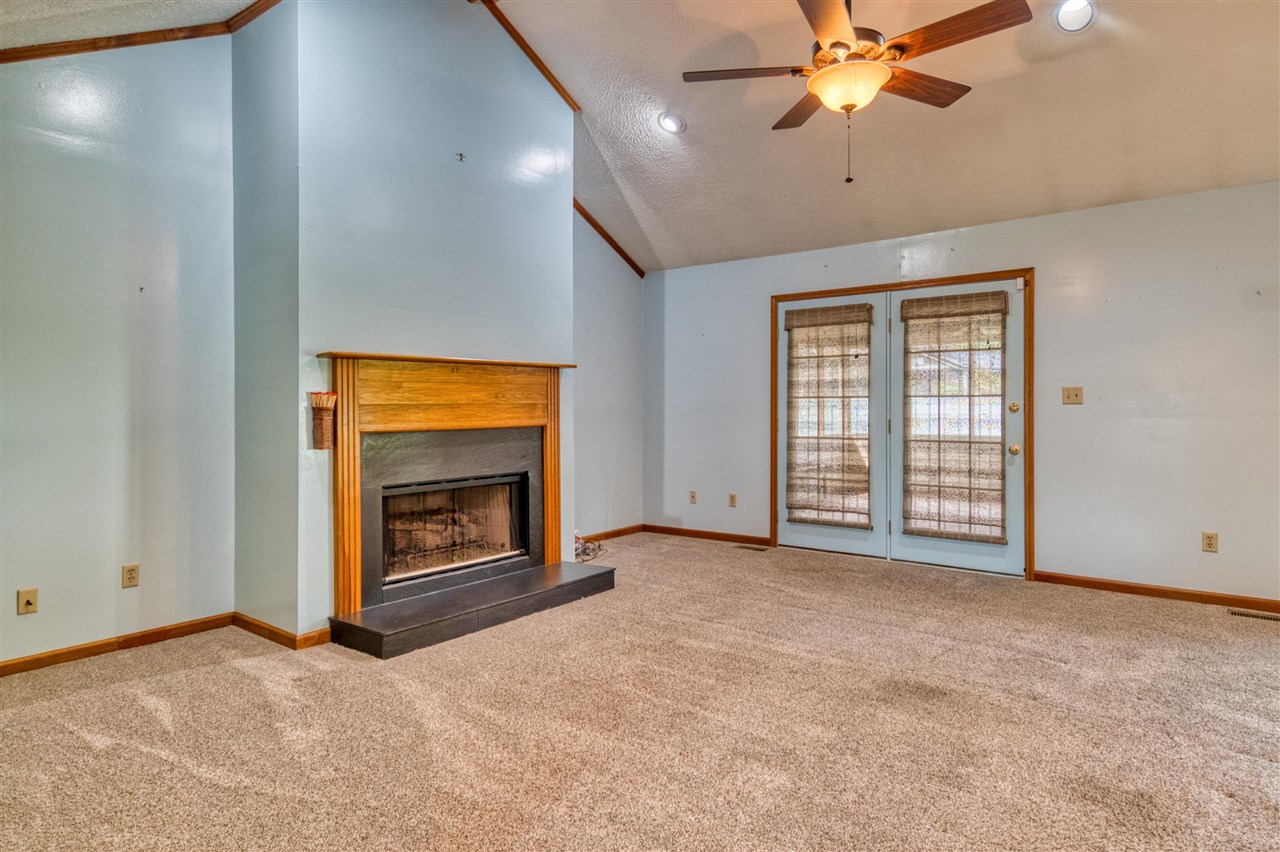 922 S College Street Property Photo 4