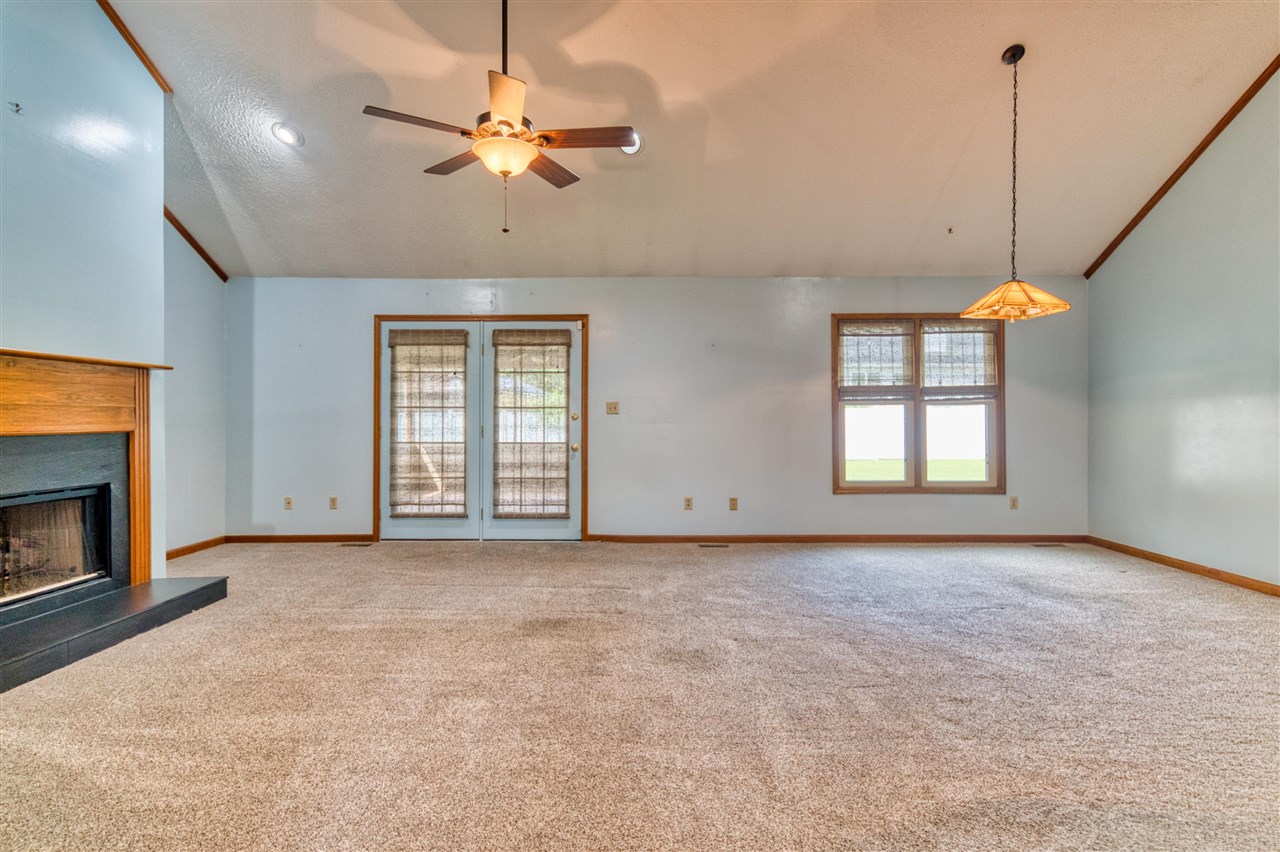 922 S College Street Property Photo 5