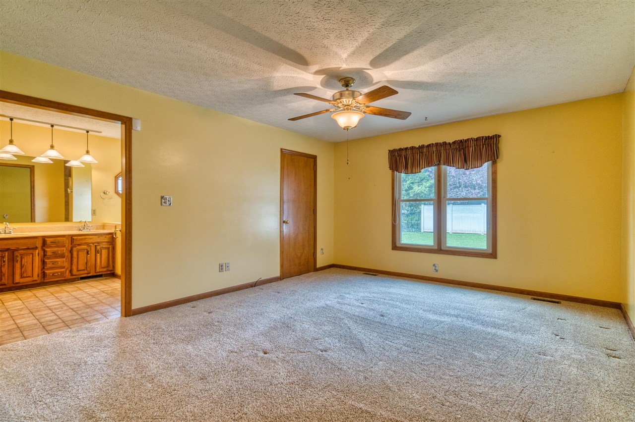 922 S College Street Property Photo 15
