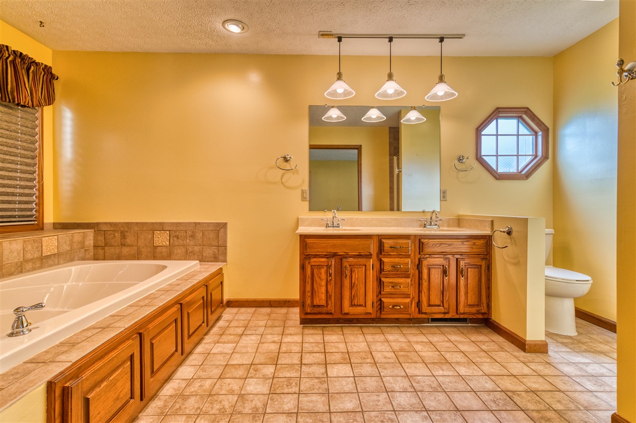 922 S College Street Property Photo 17