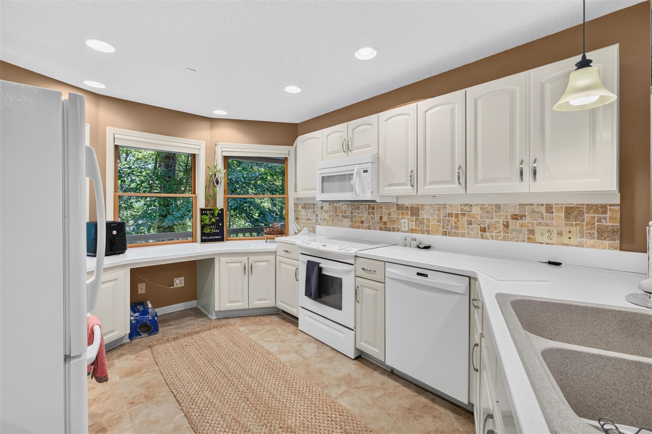 215 Shoreline Circle Property Photo 10