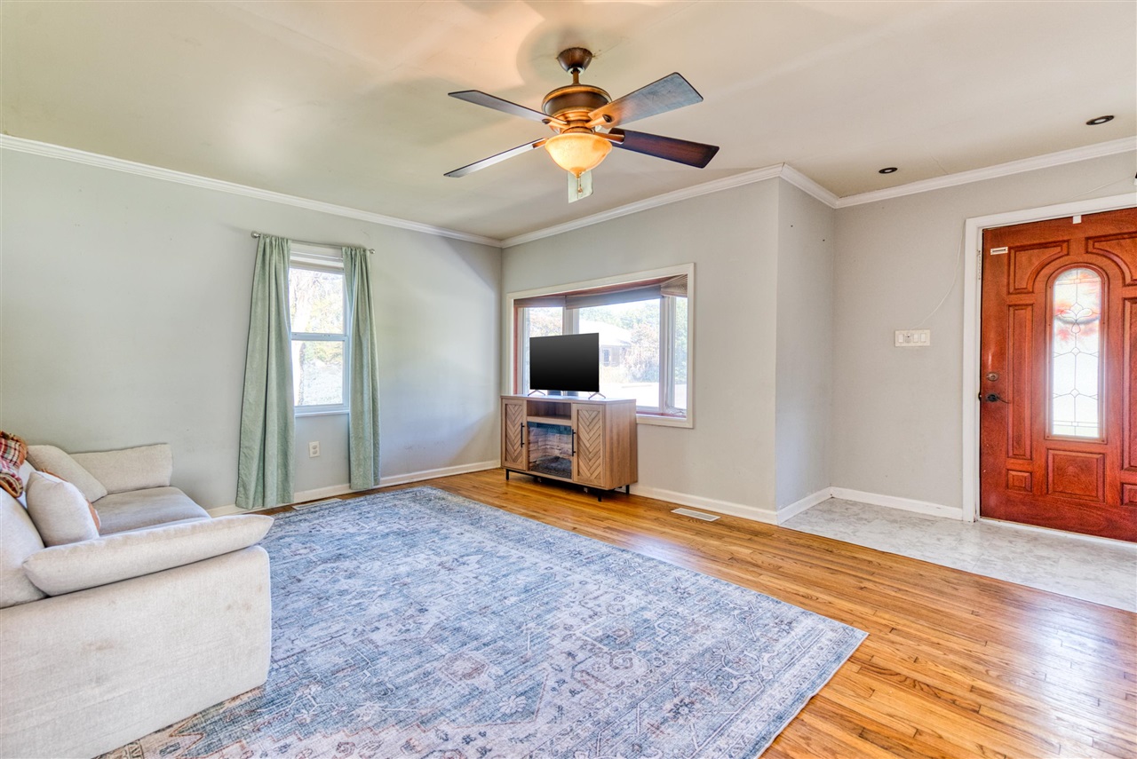 214 W 13th Avenue Property Photo 4