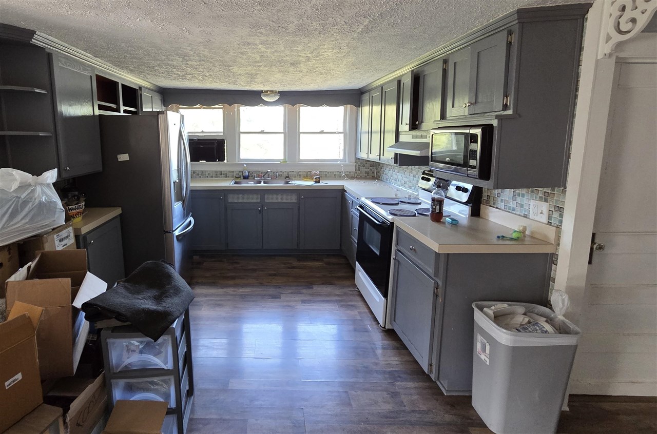 12 Railroad Avenue Property Photo 5