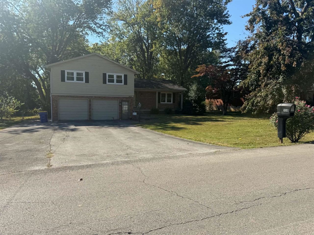 909 Ridgecrest Way Property Photo 1