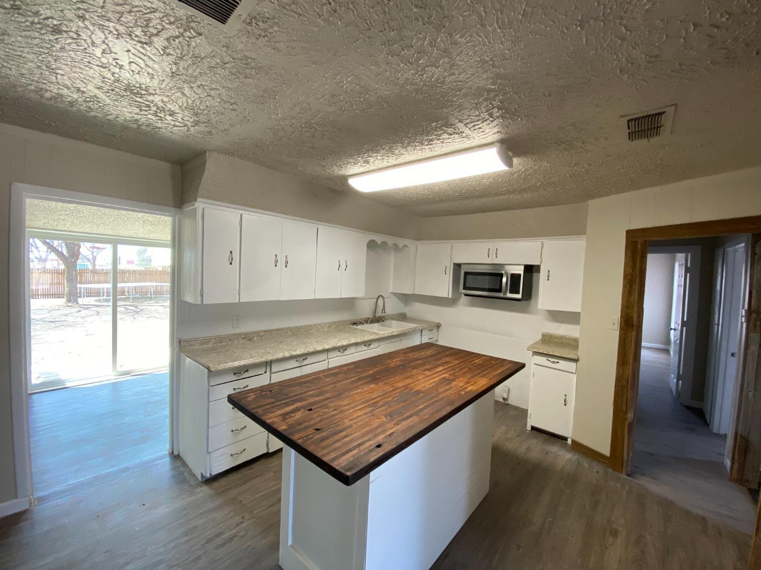 905 Texas Avenue Property Photo 4