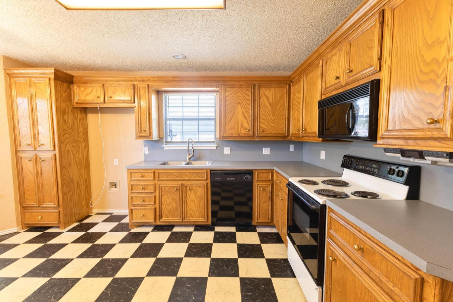 6115 8th Street Property Photo 3