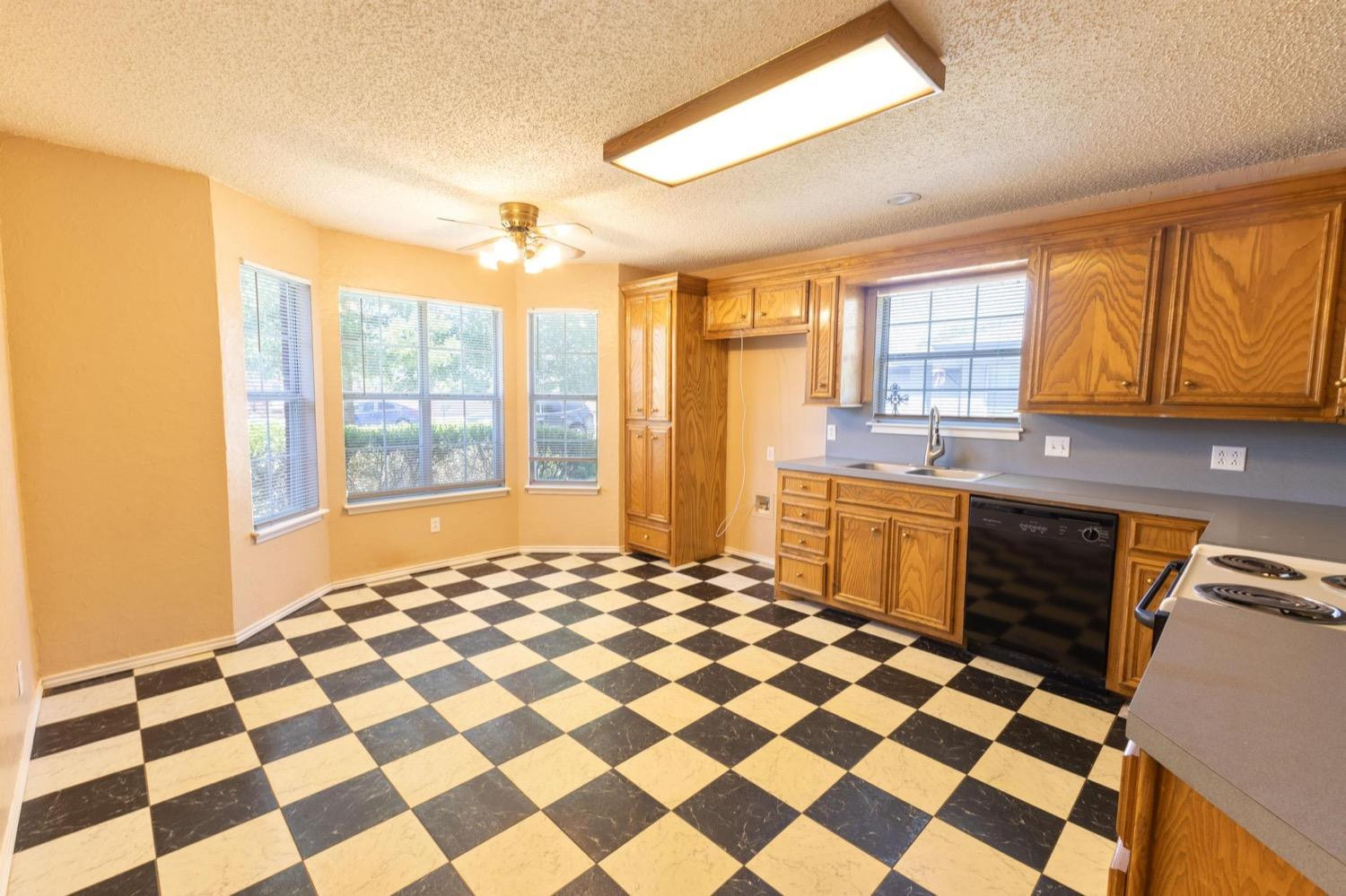 6115 8th Street Property Photo 4