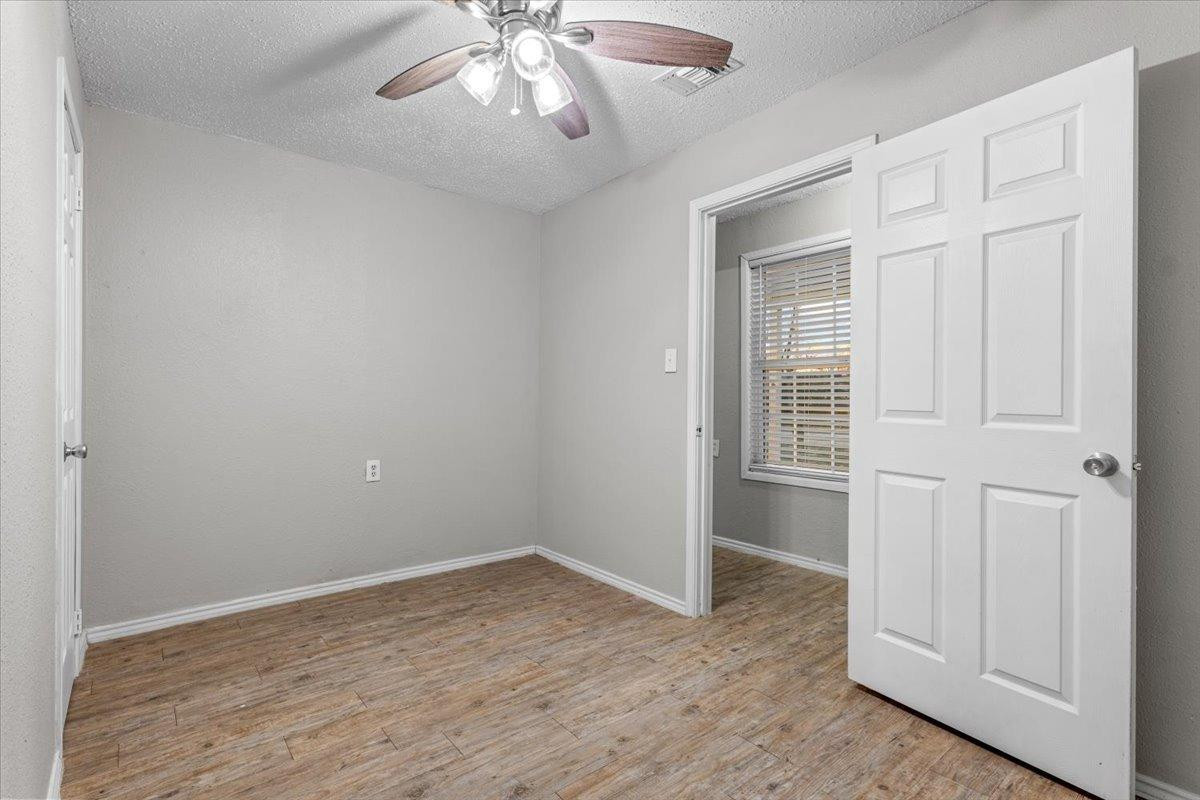 913 S Hockley Property Photo 18