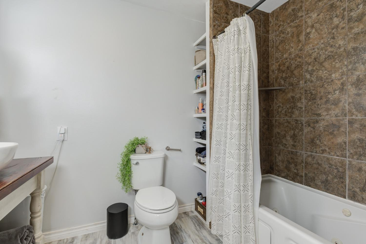 58 E Lakeshore Drive Property Photo 33