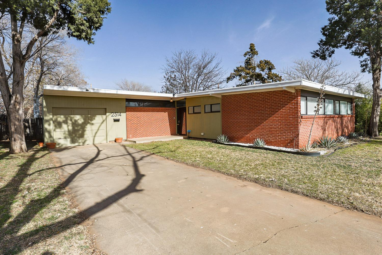 2514 46th Street Property Photo 2