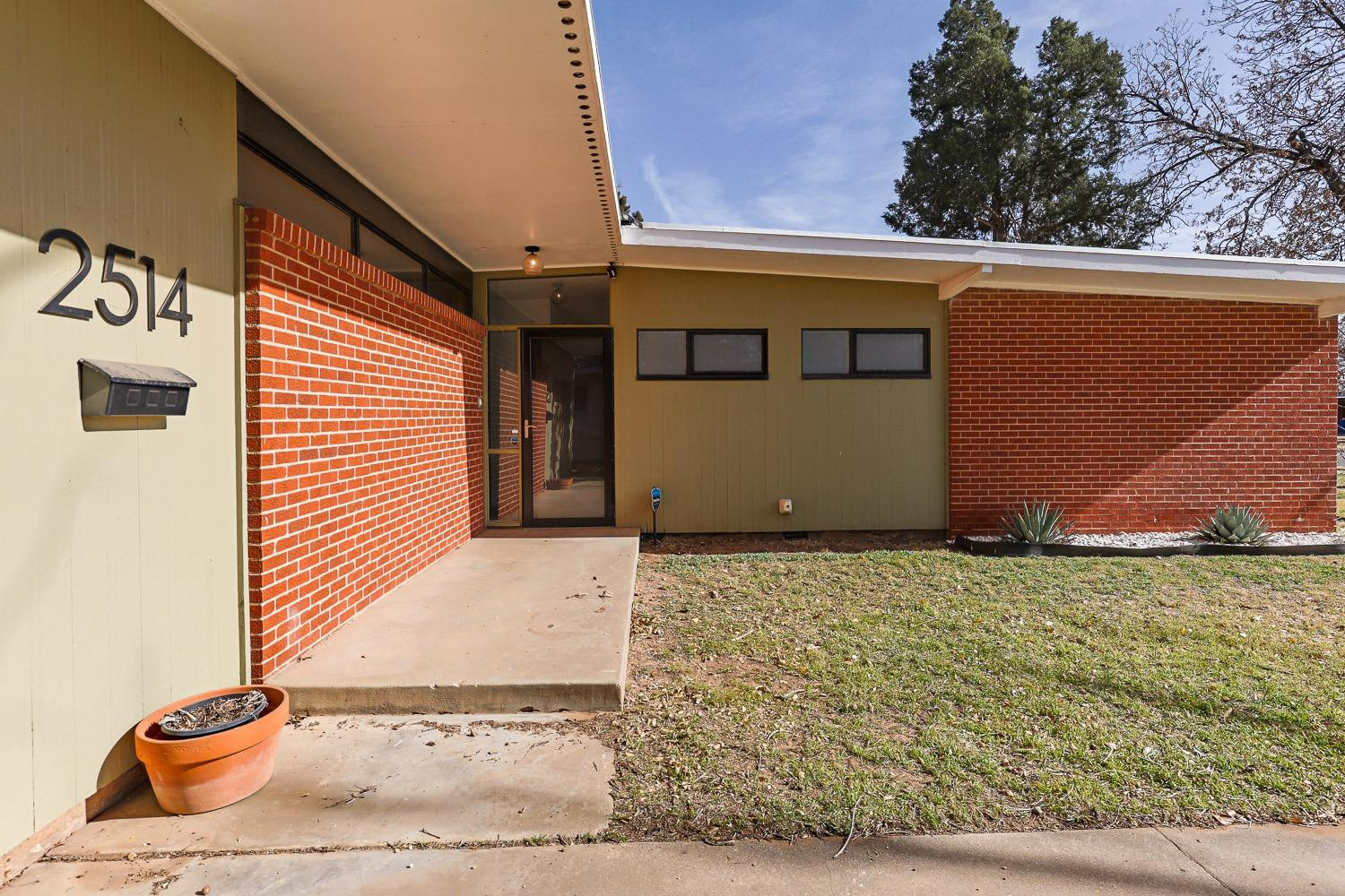 2514 46th Street Property Photo 3
