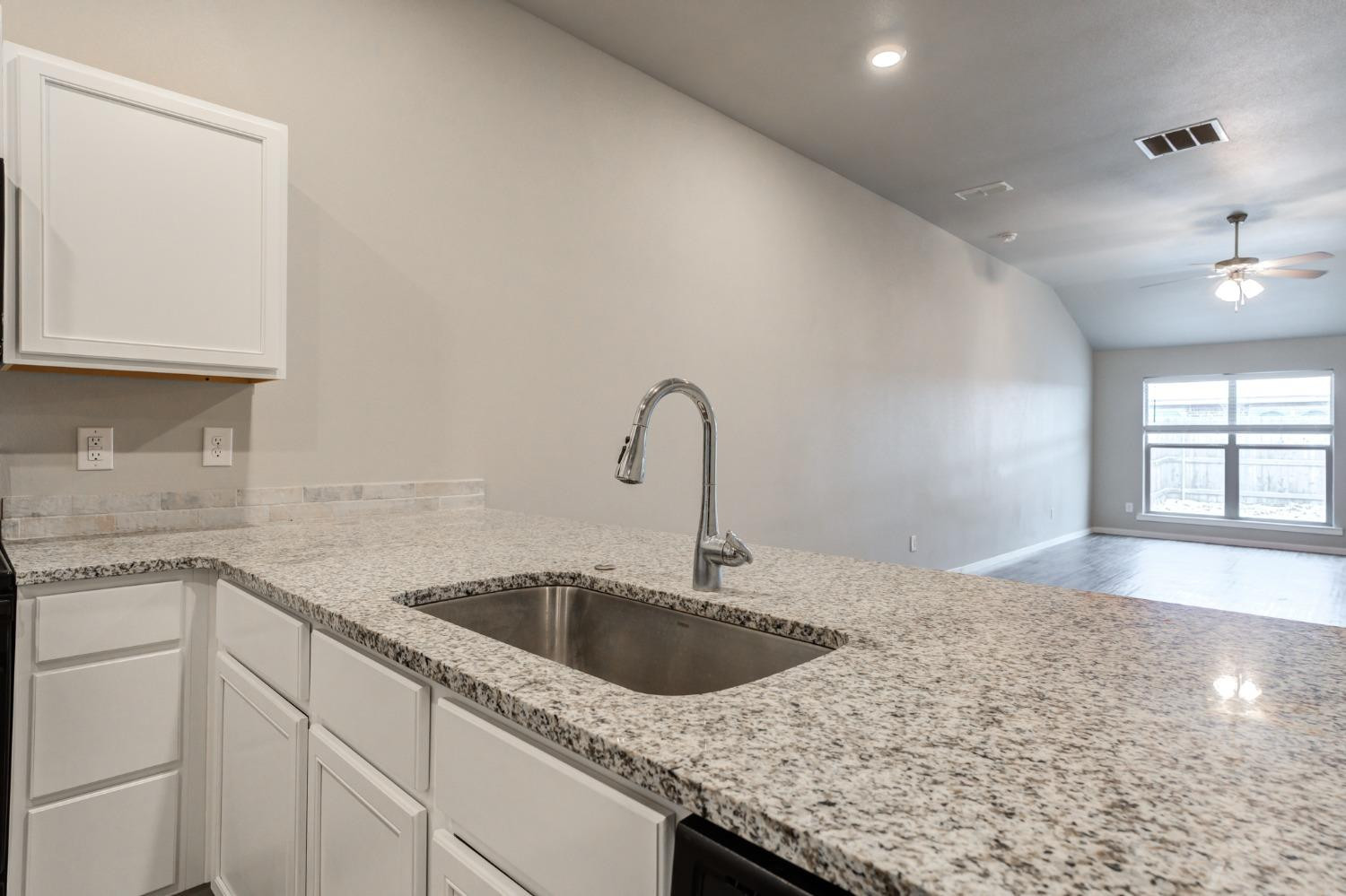 2118 N Ave J Property Photo 4