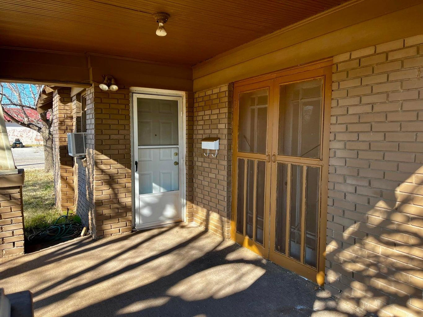 1512 W 11th Street Property Photo 4