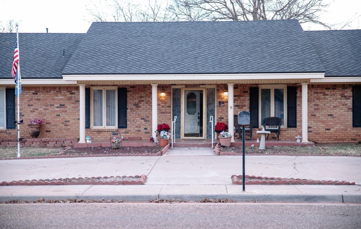 1614 E Crystal Place Property Photo 2
